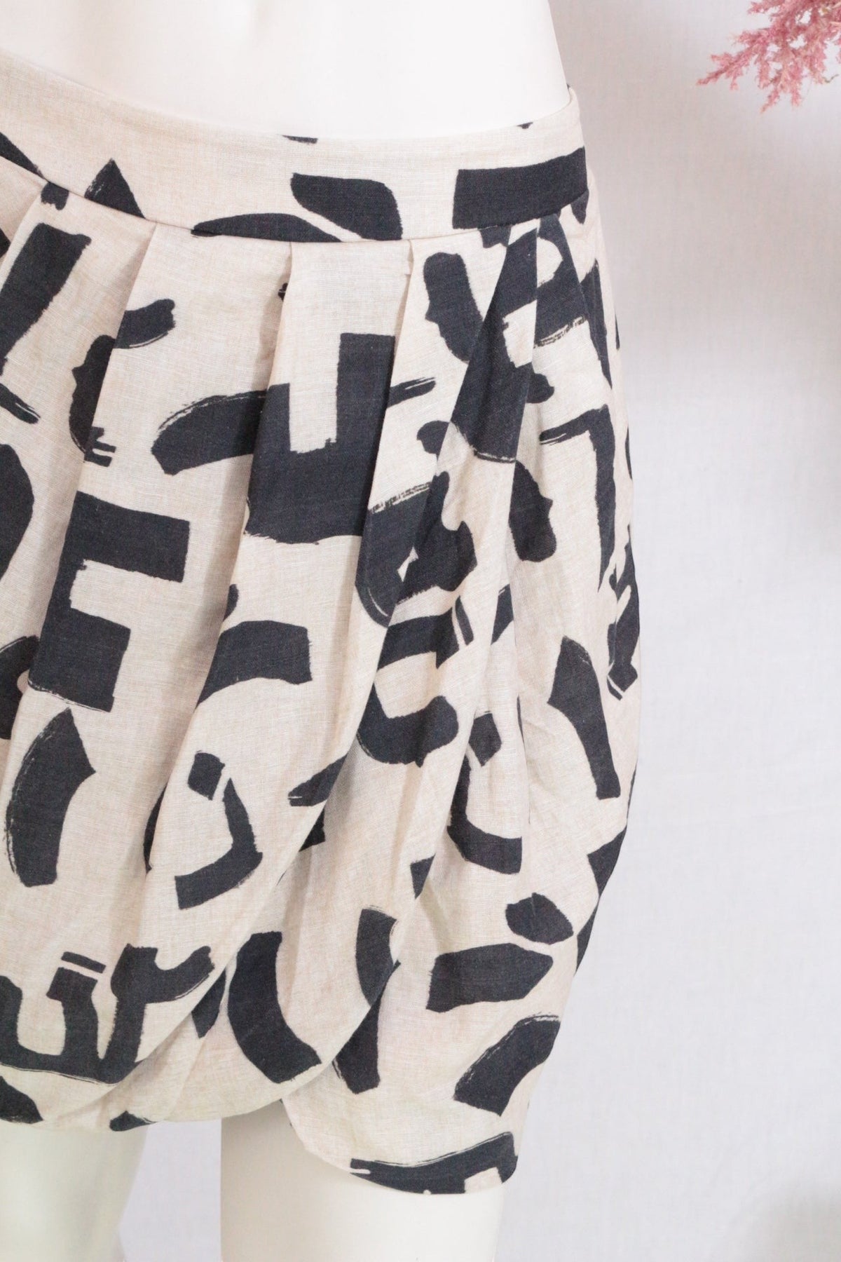 Jupe courte Frippindealz en lin et coton beige à motif abstrait noir avec une coupe ballon volumineuse