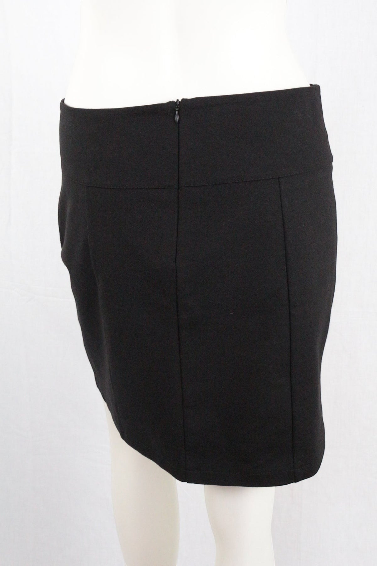 Jupe courte noire Actuelle en viscose et polyamide portée sur mannequin, vue arrière avec fermeture éclair