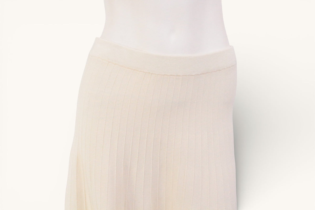 Jupe fluide crème en viscose et polyester de la marque Frippindealz, coupe plissée élégante et neuve.