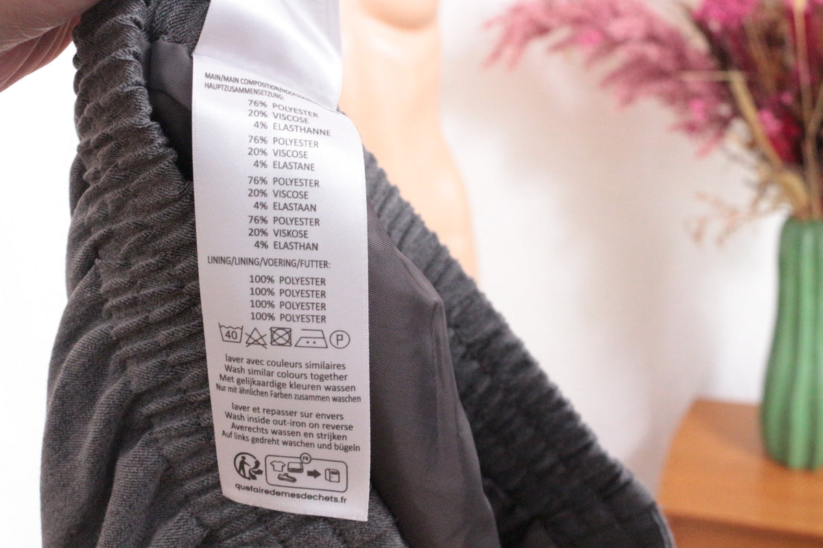 Étiquette de composition Frippindealz pour jupe Damart grise en polyester et viscose avec instructions de lavage