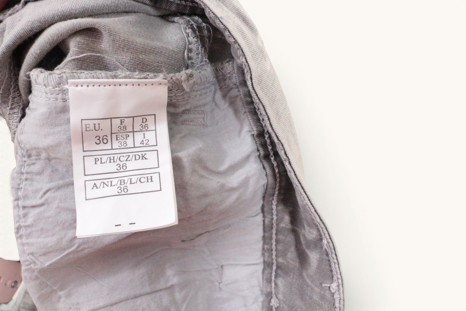 Jupe droite courte en denim gris clair Frippindealz, taille 38, style Y2K, pièce d'archive unique.