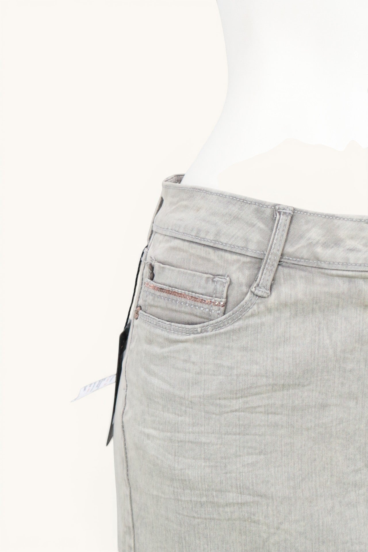 Frippindealz Jupe droite courte en denim gris clair, taille 38, style Y2K, matière stretch.