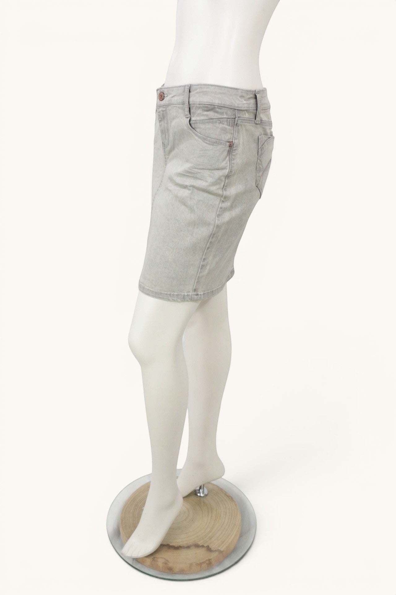 Jupe droite courte en denim gris clair délavé Frippindealz, taille 38, style Y2K, pièce d'archive.