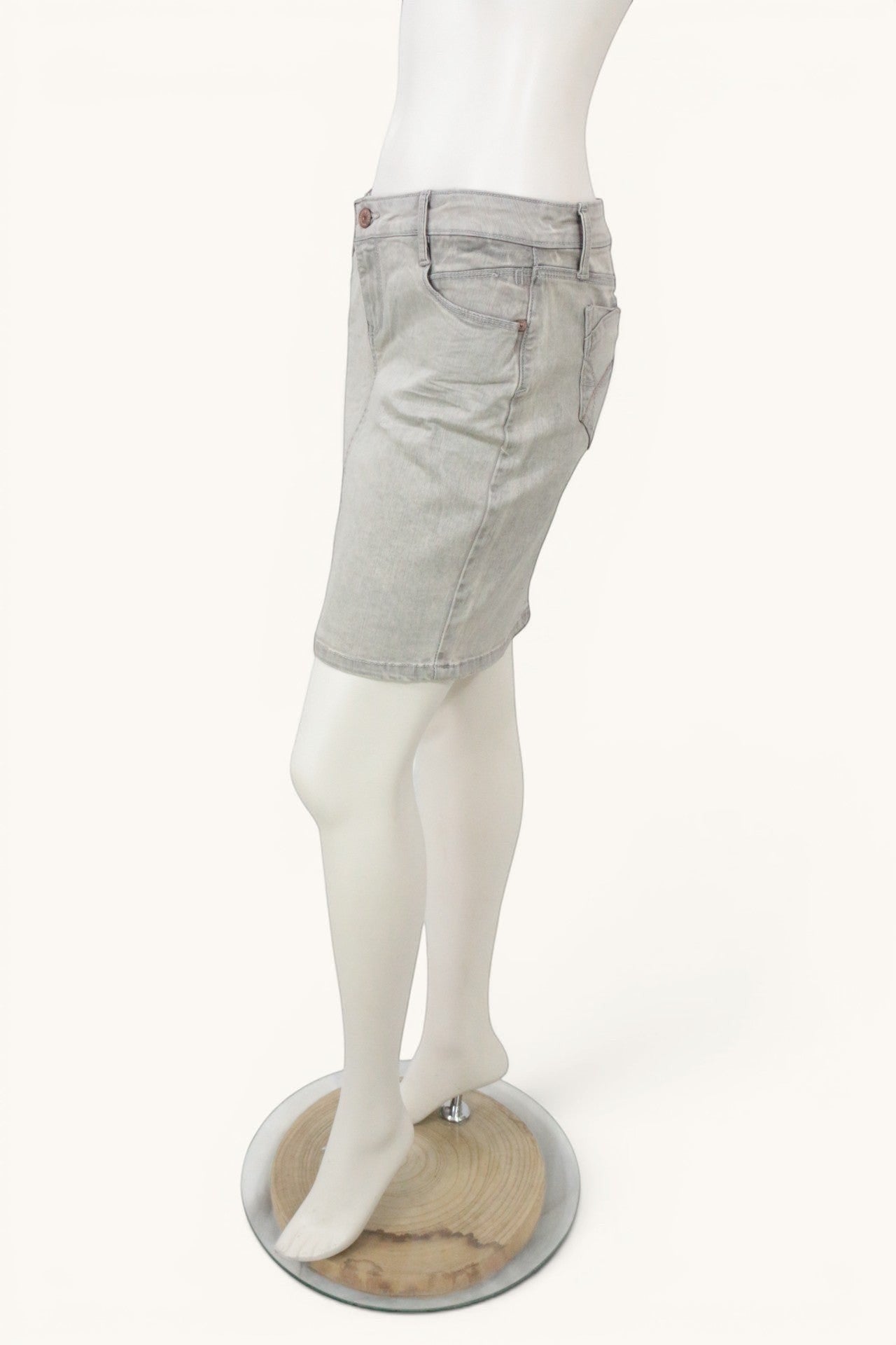 Jupe droite courte en denim gris clair délavé Frippindealz, taille 38, style Y2K, pièce d'archive.