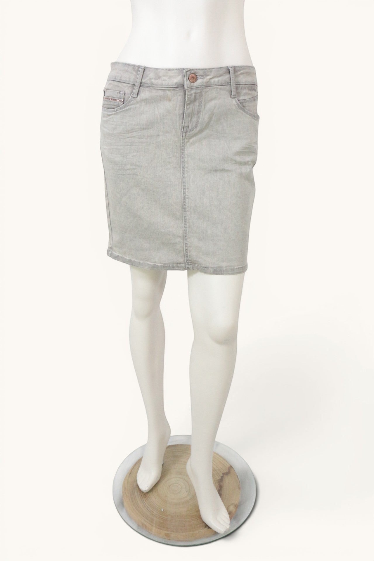 Frippindealz Jupe droite courte en denim gris clair, taille 38, style Y2K, matière stretch.