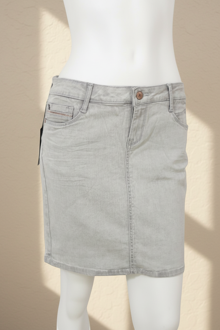 Jupe courte droite en denim gris clair Frippindealz, modèle sample vintage Y2K avec coupe ajustée et finitions soignées