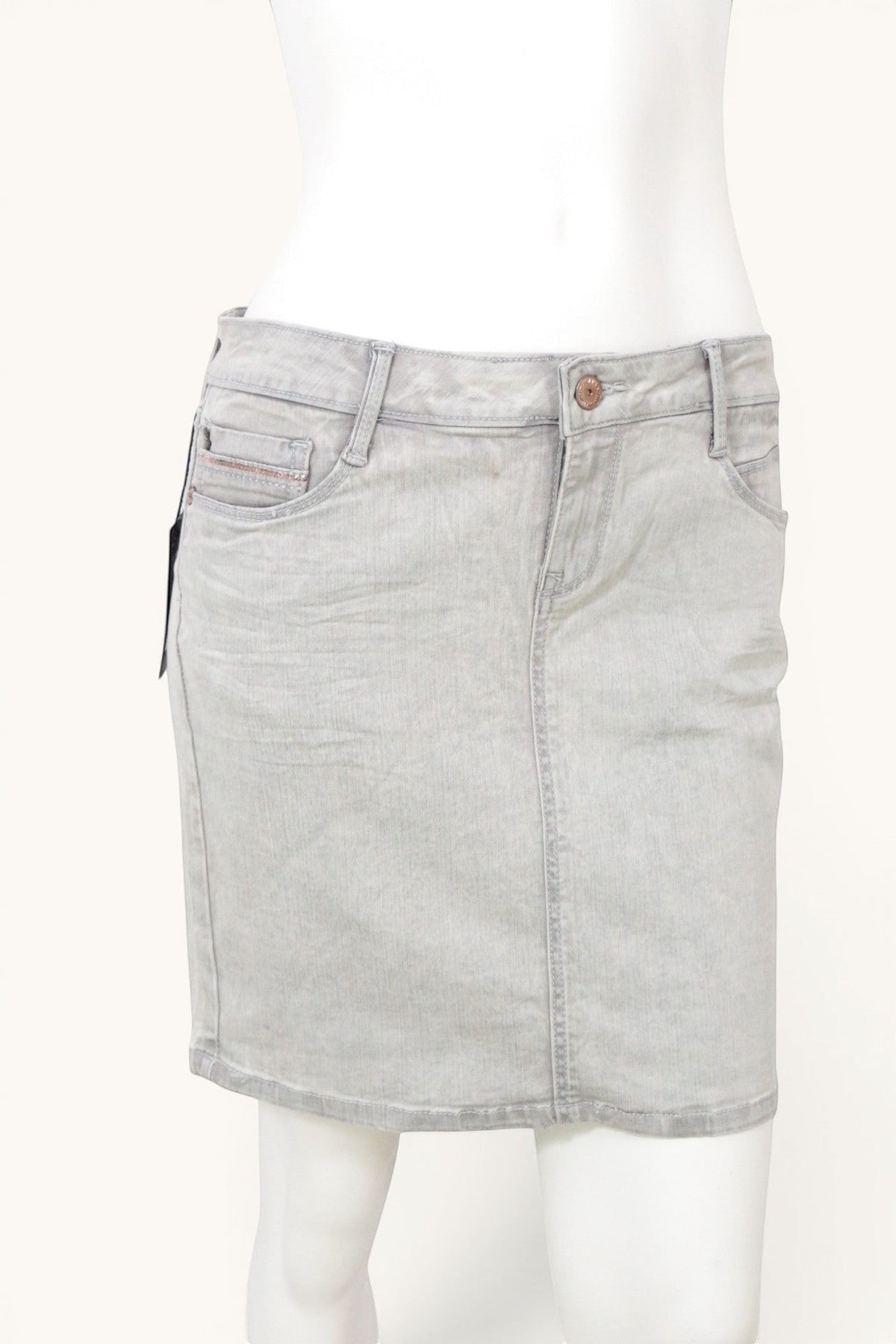 Jupe courte Frippindealz en denim stretch gris clair délavé, coupe droite style vintage Y2K, neuve avec étiquette