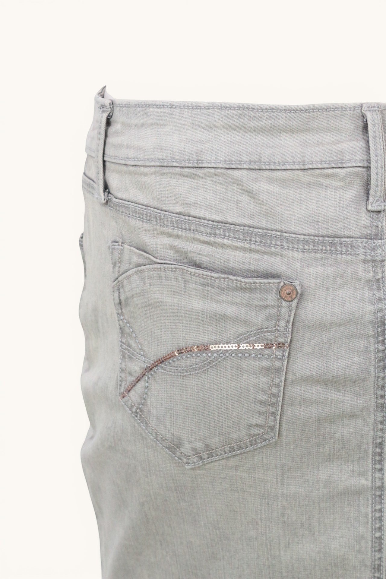 Frippindealz Jupe droite courte en denim gris clair taille 38, style Y2K avec détails de paillettes sur la poche arrière.
