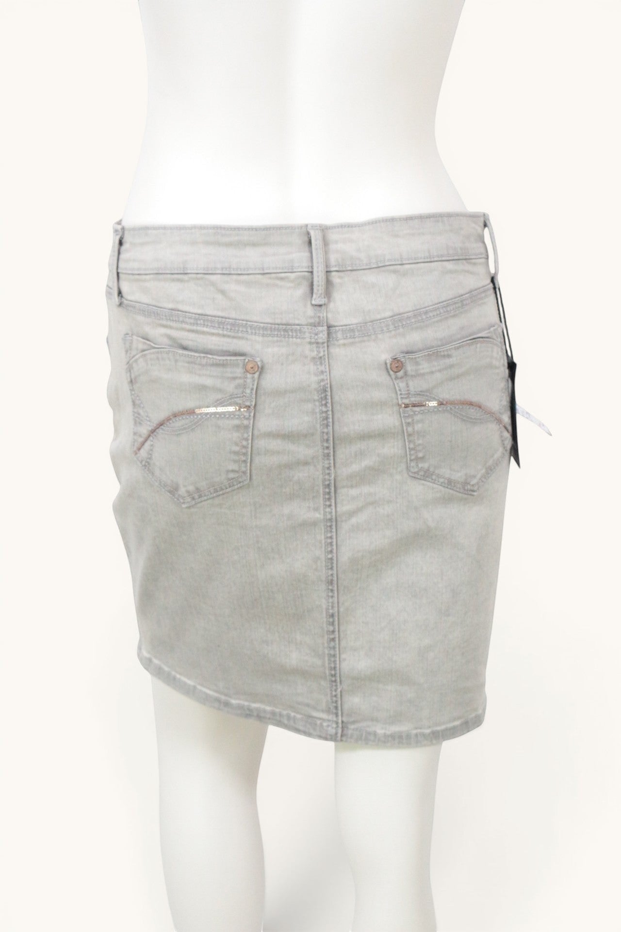 Jupe droite courte en denim gris clair Frippindealz, taille 38, style Y2K, avec détails sur les poches arrière.