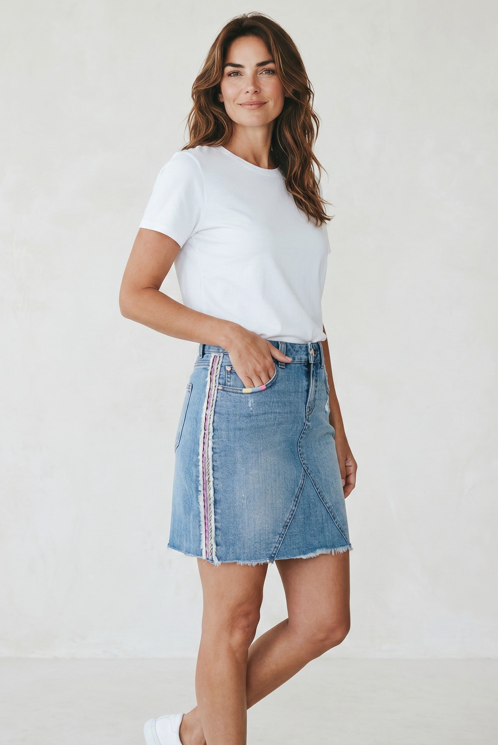 Frippindealz Jupe en jean bleu clair taille 38, coupe droite, broderies pastel, finitions effilochées