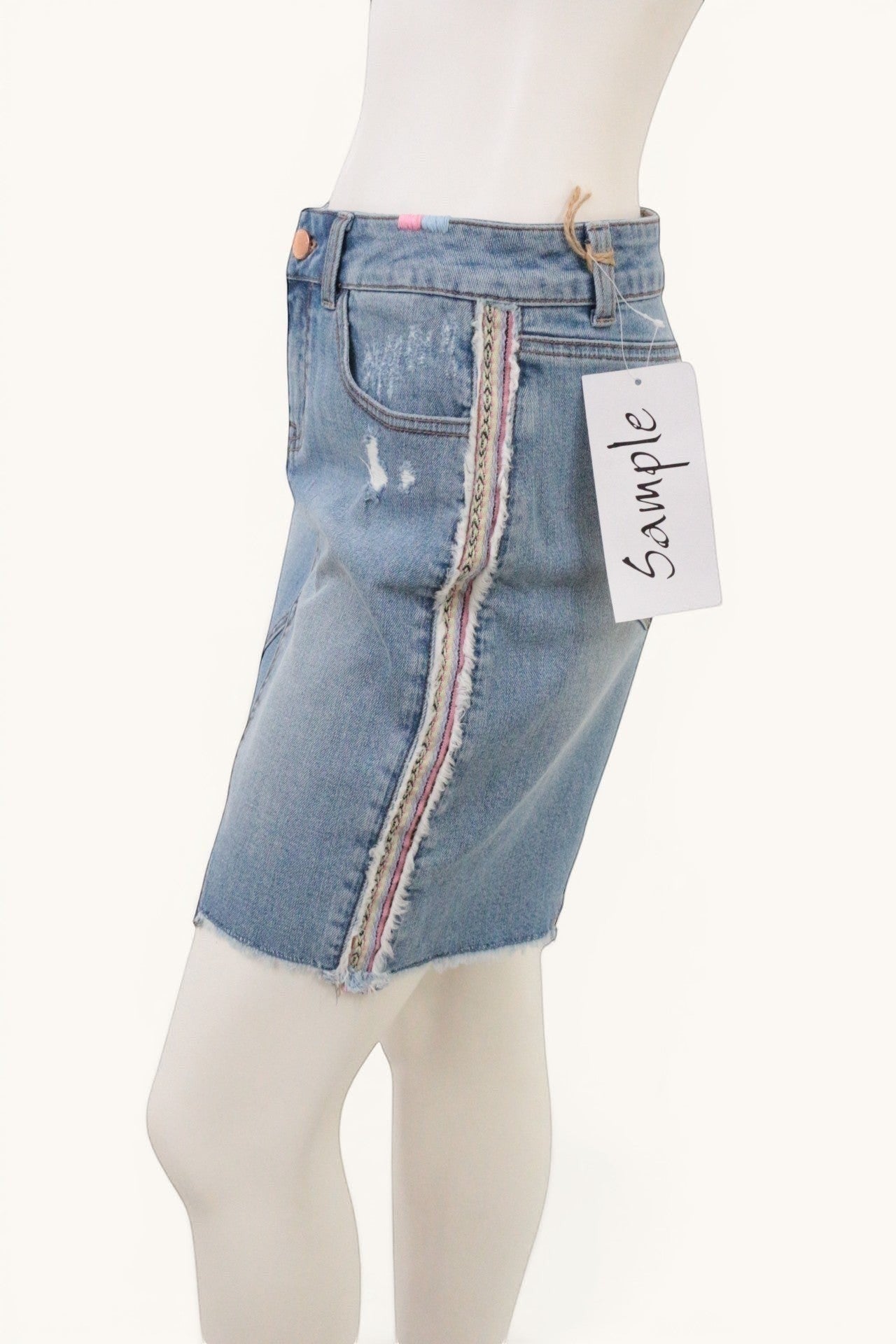 Frippindealz Jupe en jean bleu clair taille 38, broderies pastel sur les côtés, finitions effilochées, style bohème.