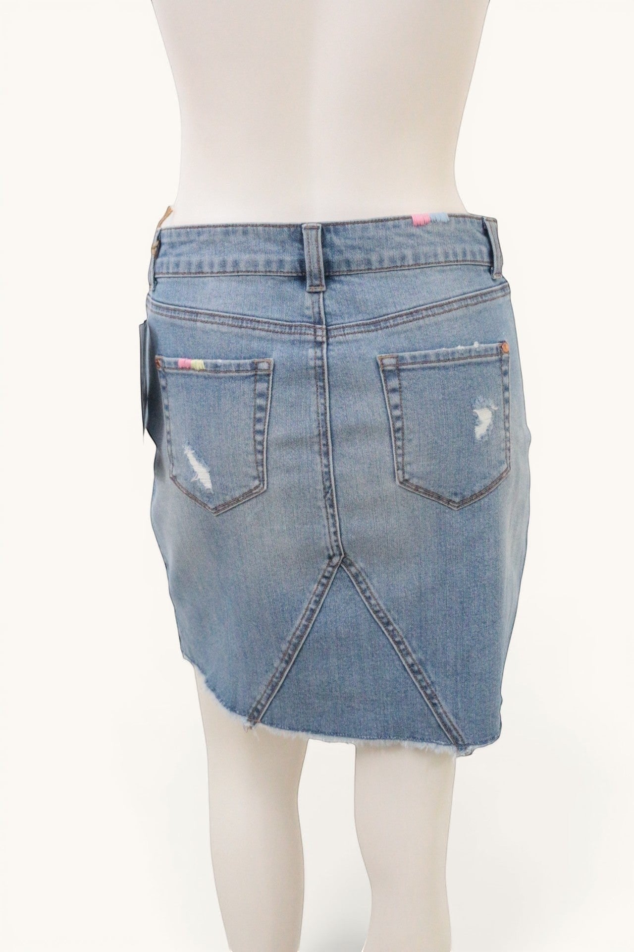 Frippindealz Jupe en jean bleu clair taille 38, broderies pastel, finitions effilochées, style bohème