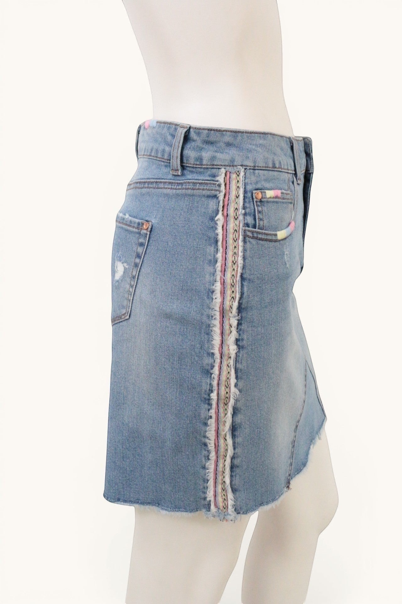 Frippindealz Jupe en jean bleu clair taille 38, broderies pastel sur le côté, finitions effilochées, style bohème.