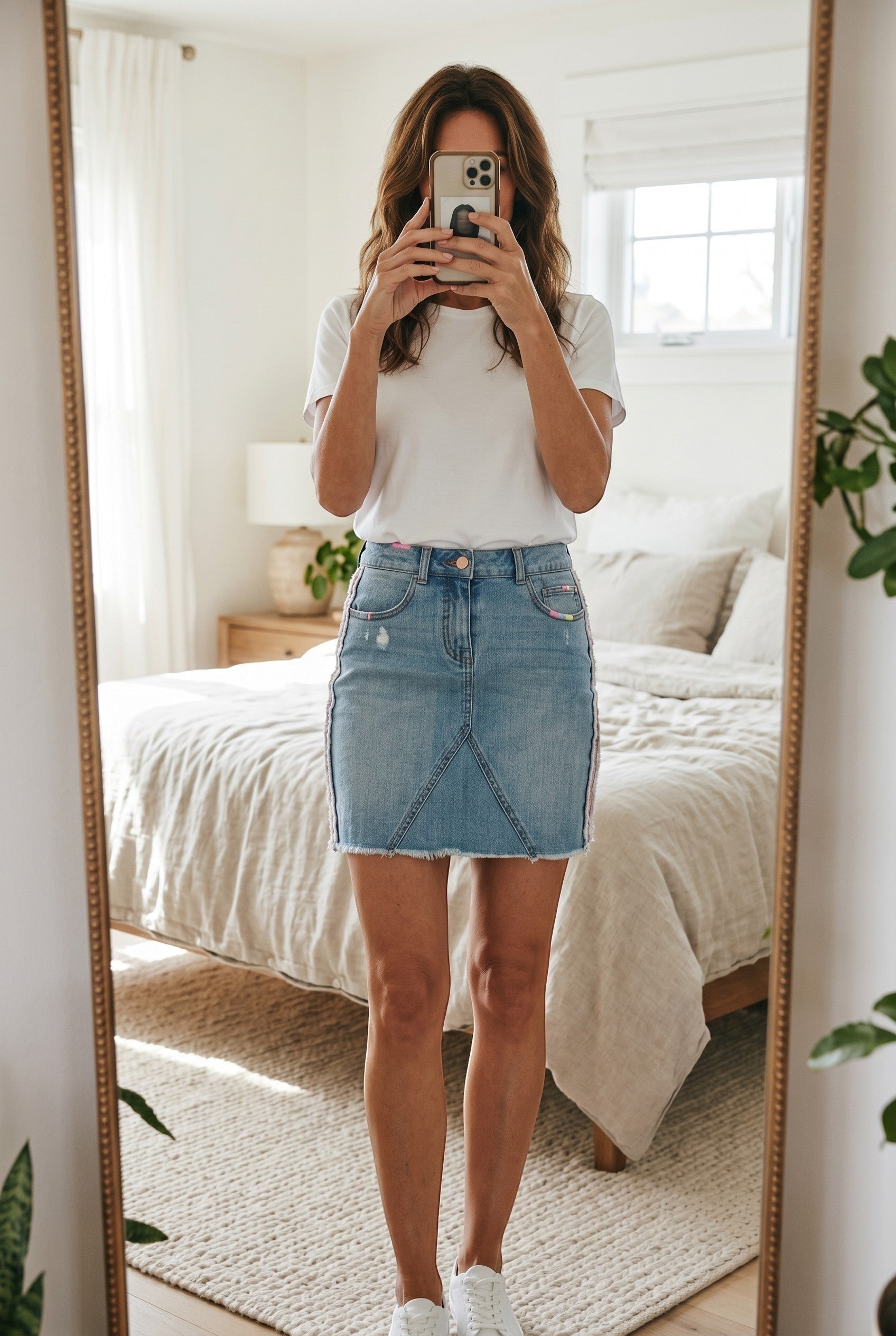 Frippindealz Jupe en jean bleu clair taille 38, brodée pastel, finitions effilochées, style bohème.