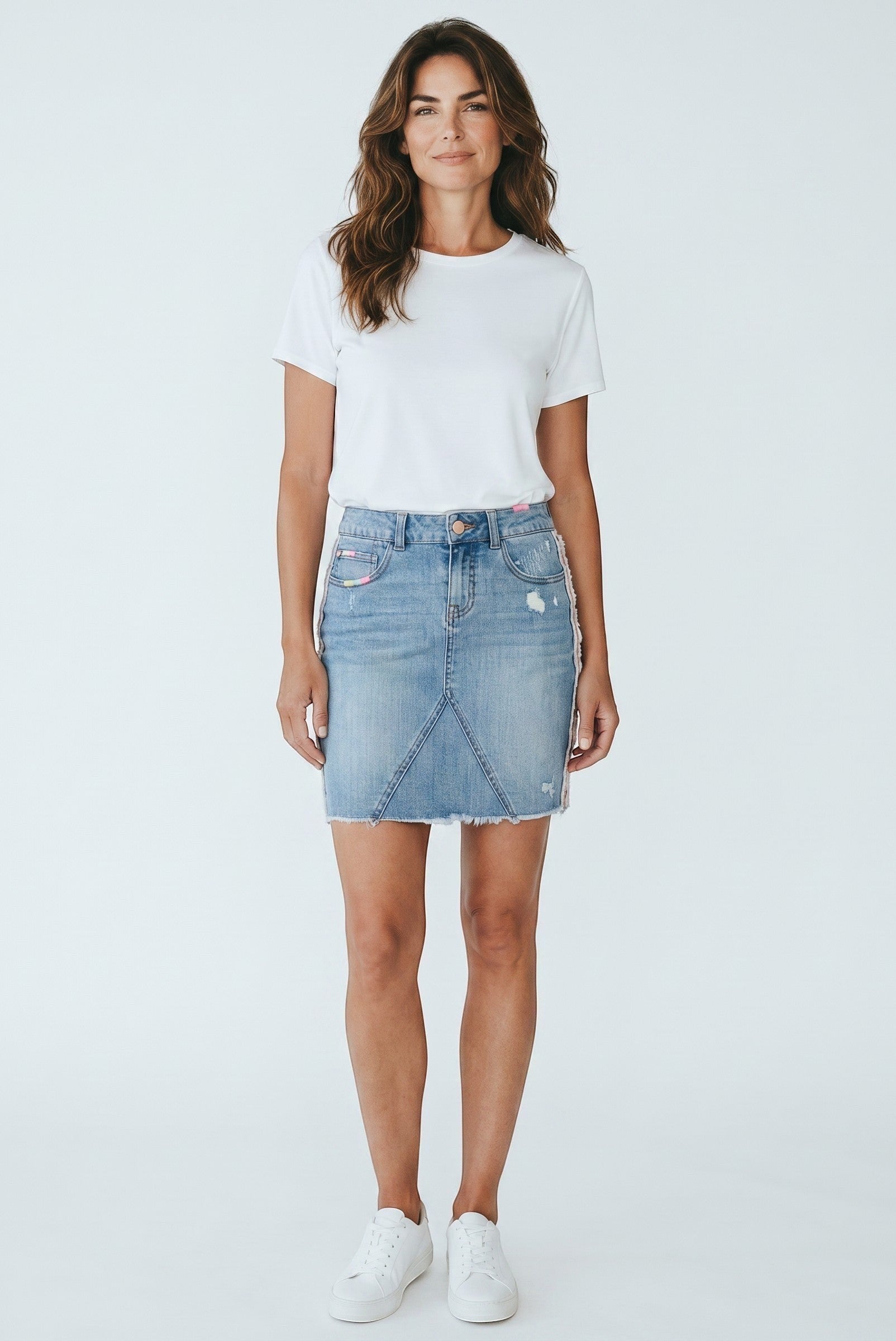 Frippindealz Jupe en jean bleu clair taille 38, broderies pastel, finitions effilochées, style bohème.