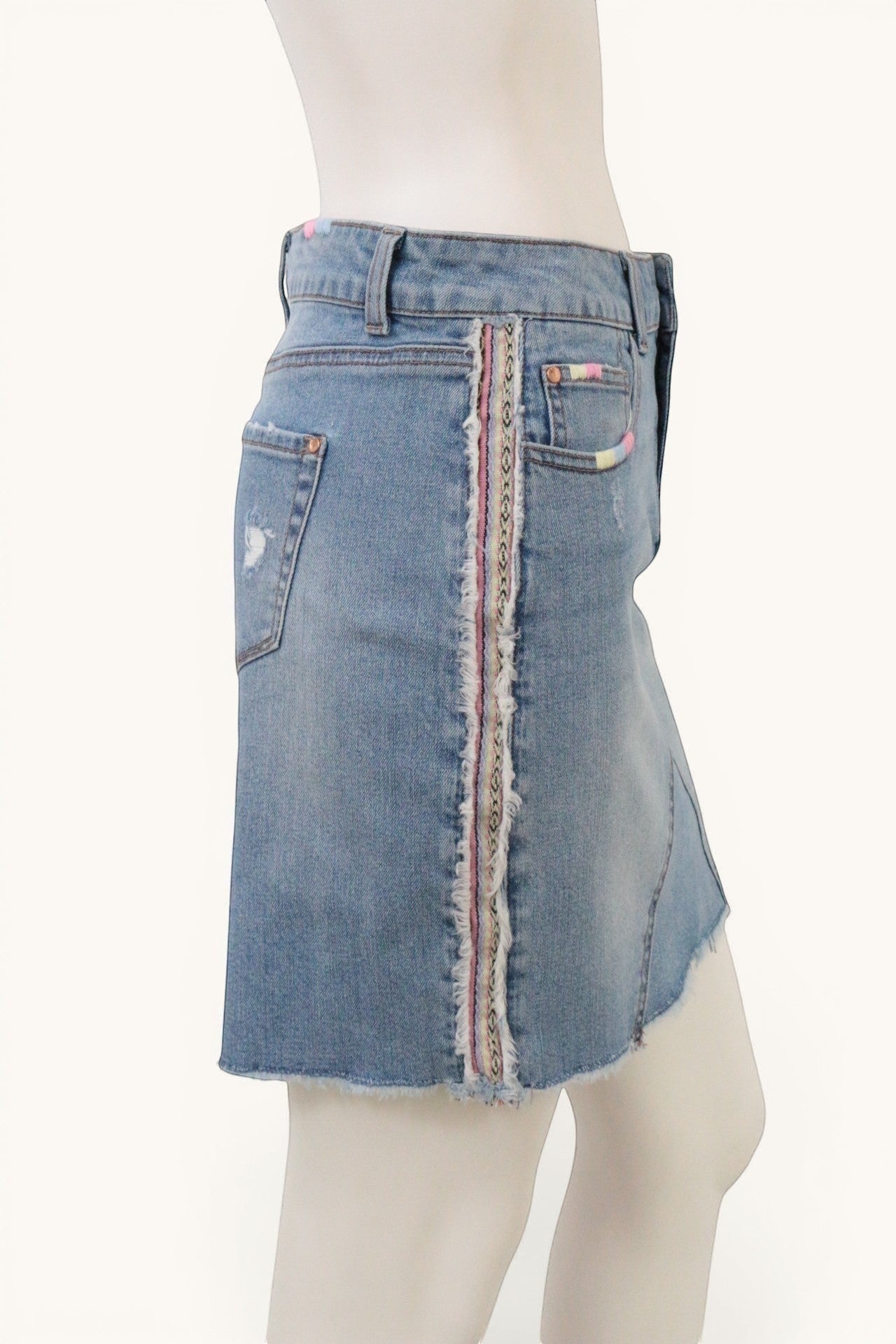 Frippindealz Jupe en jean bleu clair taille 38, style bohème avec broderies pastel et finitions effilochées.