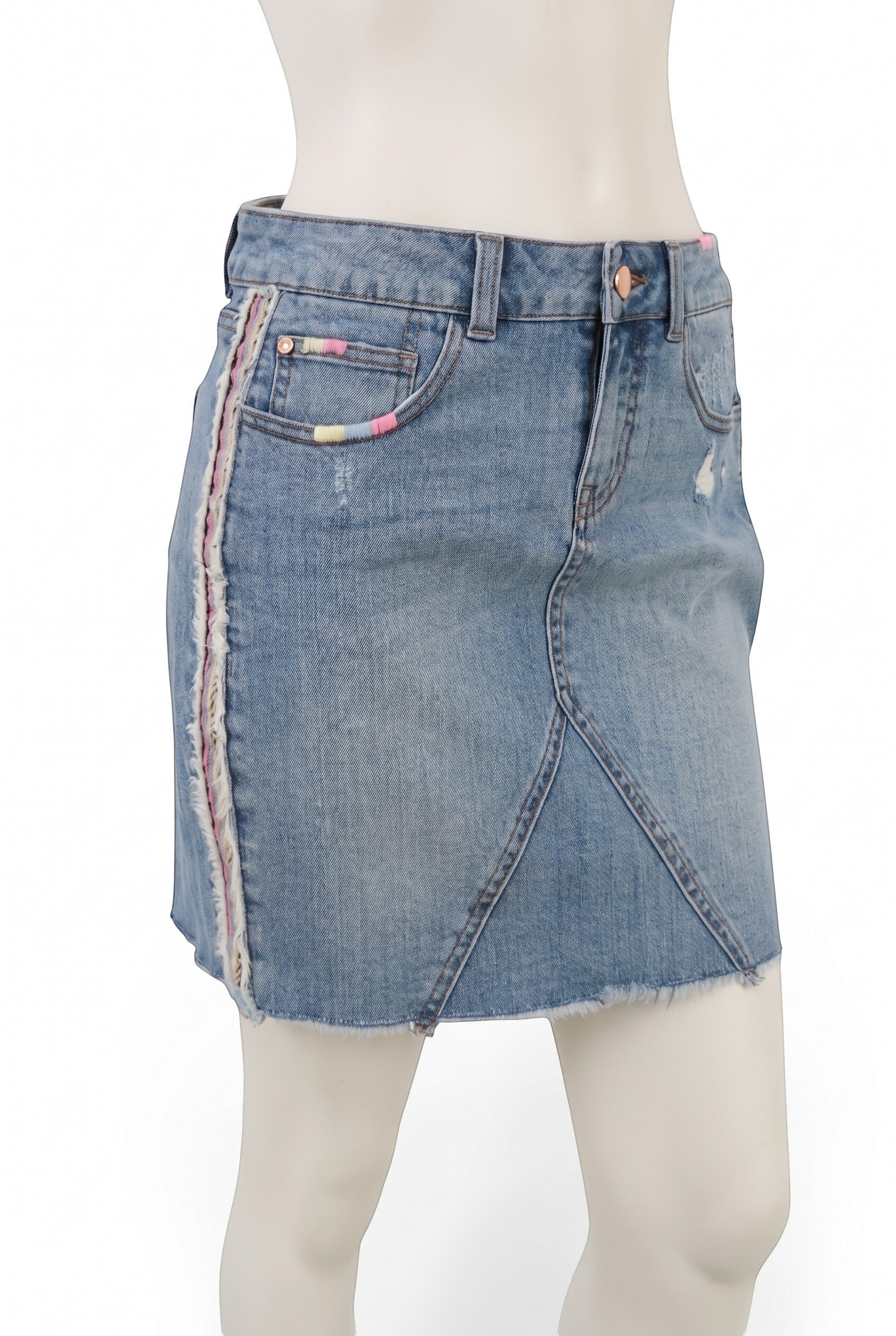 Frippindealz Jupe en jean bleu clair taille 38, broderies pastel, finitions effilochées, style bohème