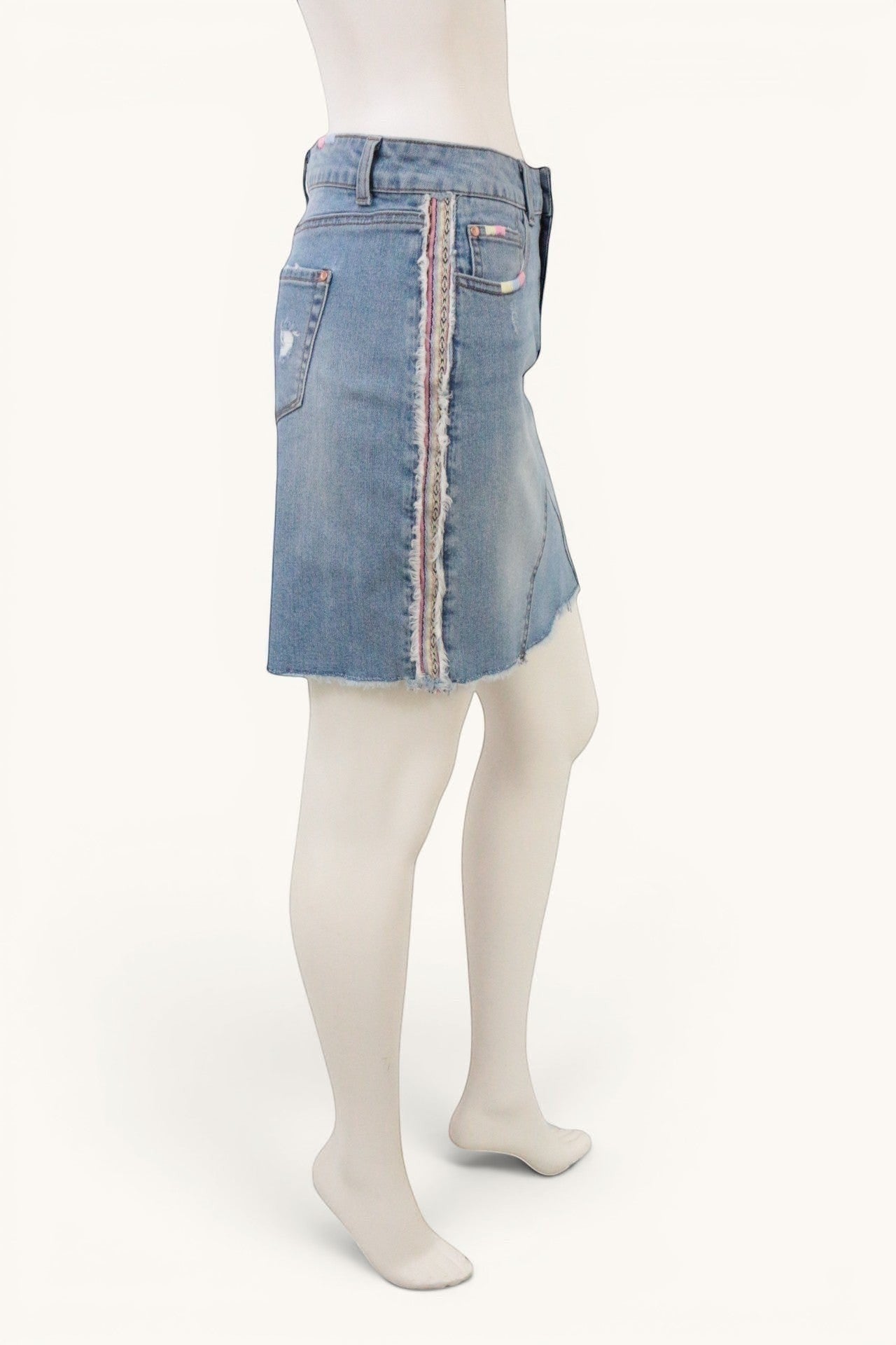 Frippindealz Jupe en jean bleu clair taille 38, coupe droite, broderies pastel, finitions effilochées, style bohème.