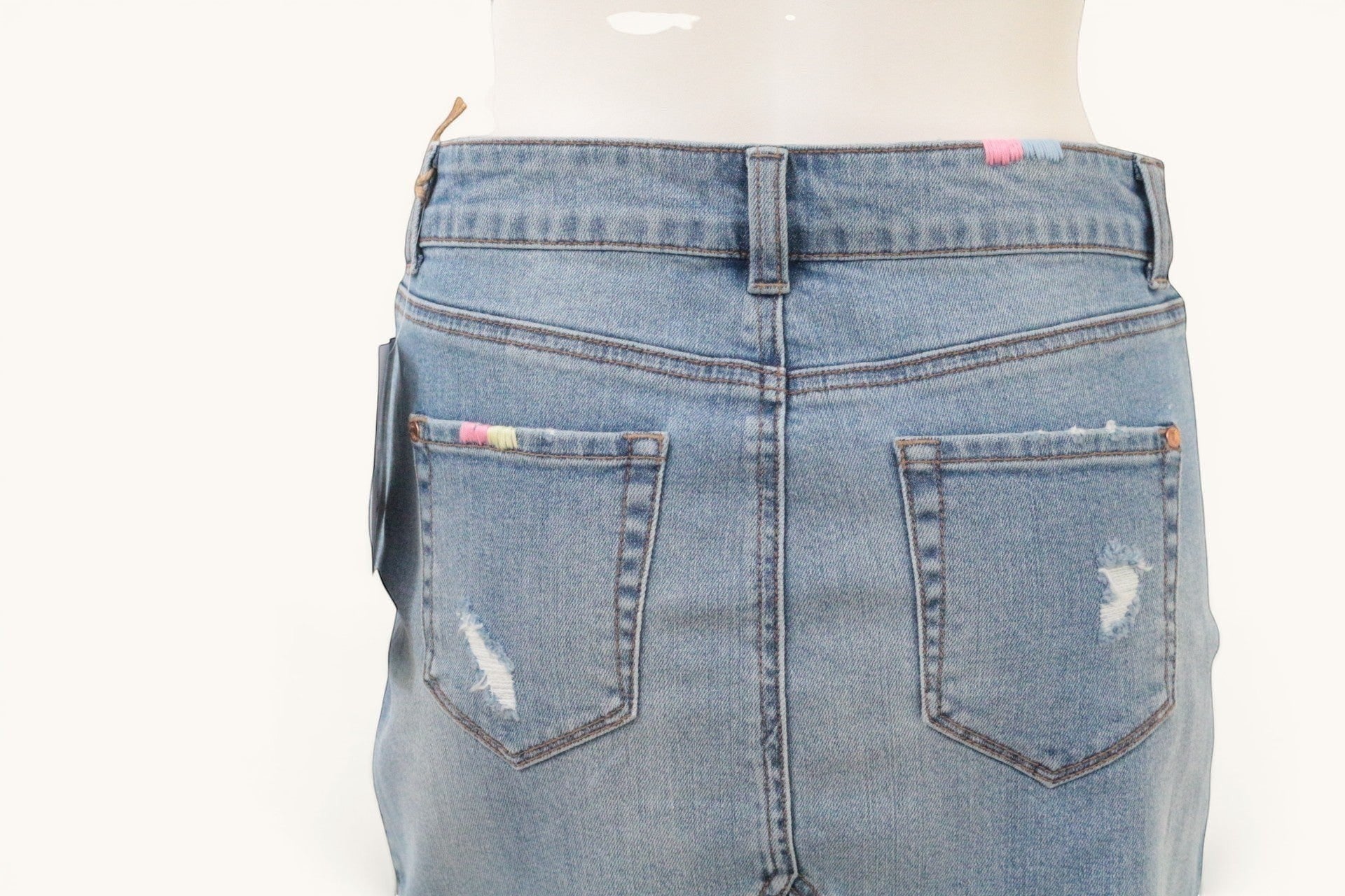 Frippindealz Jupe en jean bleu clair taille 38, broderies pastel, finitions effilochées et déchirures tendance.