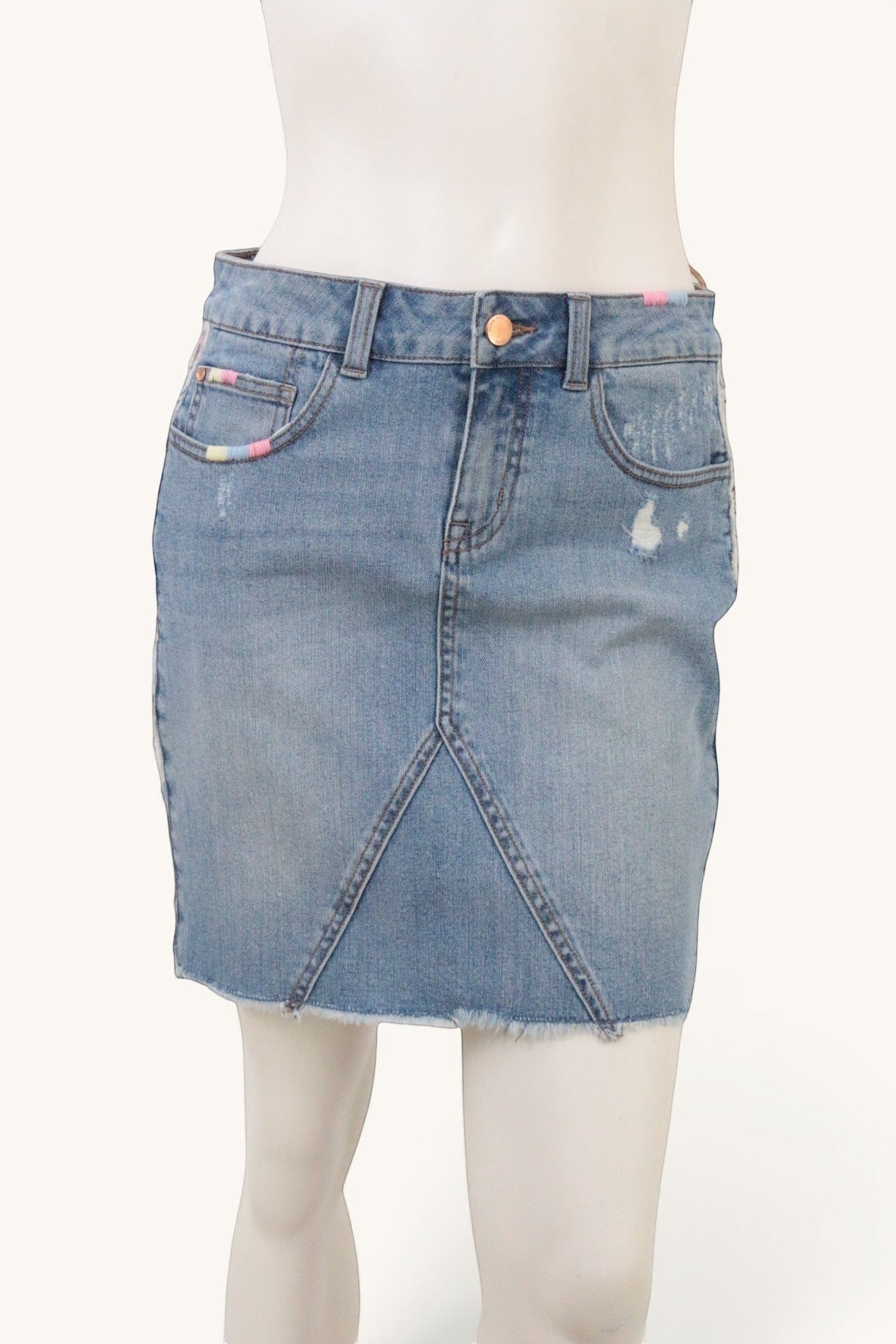 Frippindealz Jupe en jean bleu clair taille 38, broderies pastel sur les poches, finitions effilochées, style bohème.