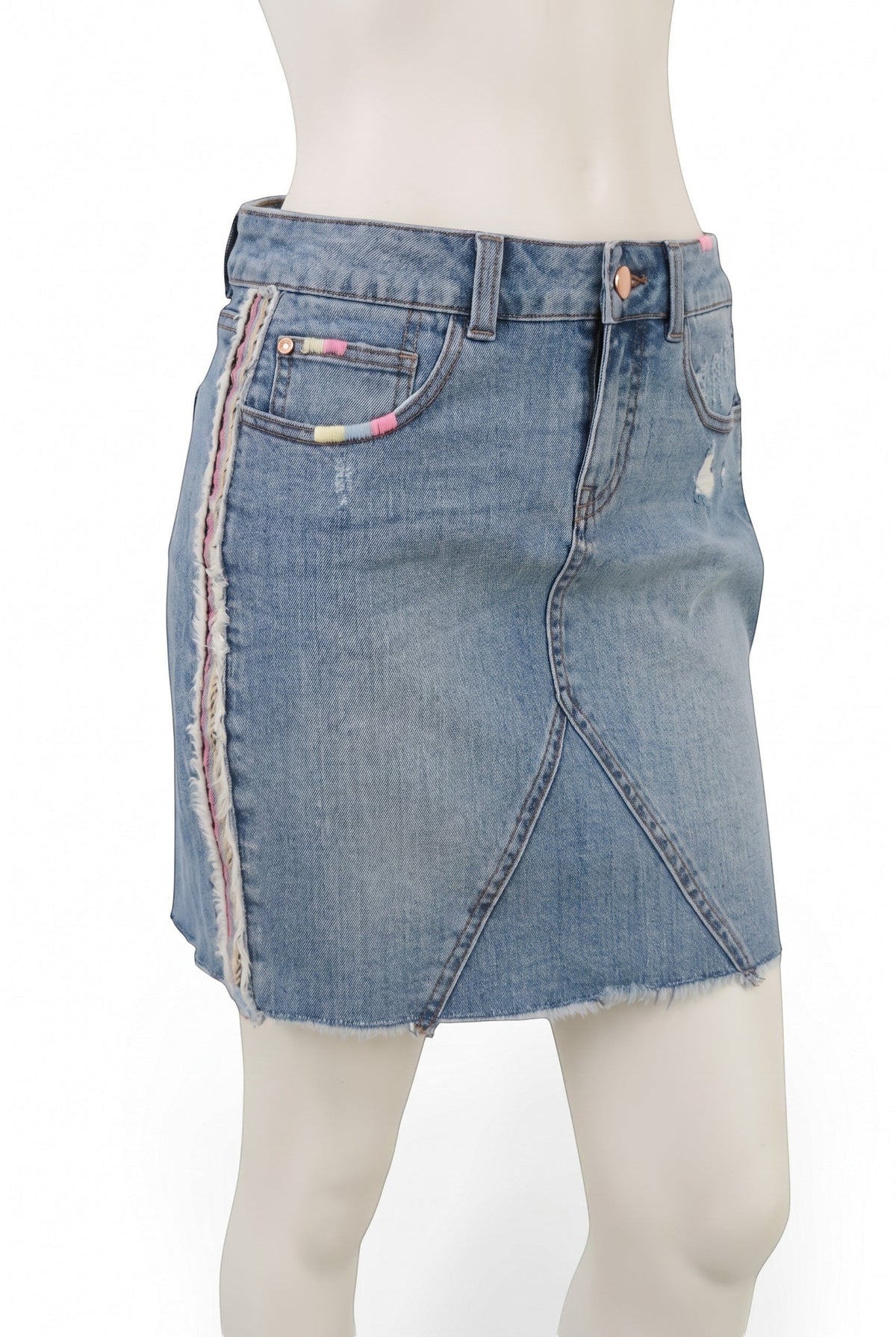 Jupe en jean Frippindealz bleu clair avec broderies pastel sur les côtés et finitions effilochées style bohème