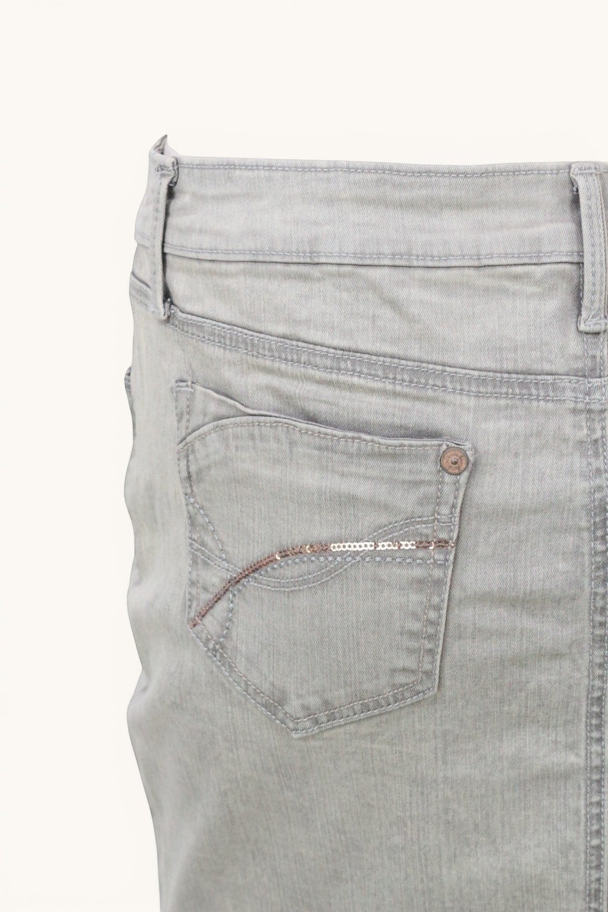 Jupe en jean grise Frippindealz, modèle sample avec poche arrière ornée de détails scintillants, coupe droite