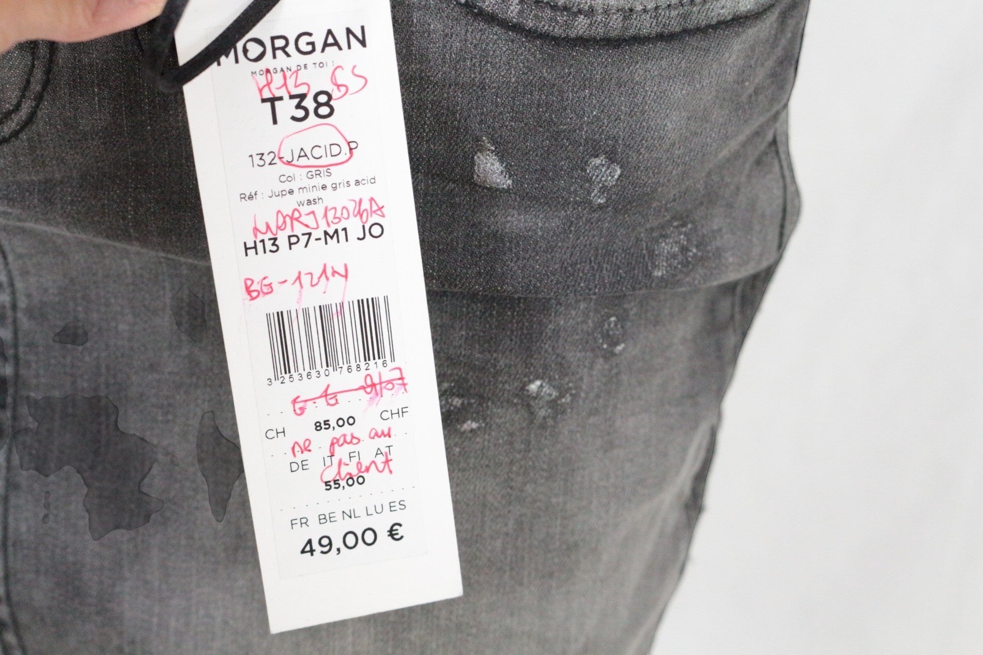 Jupe mini Morgan grise en denim stretch, effet acid wash et détails usés tendance. Taille 38, neuve avec étiquette.