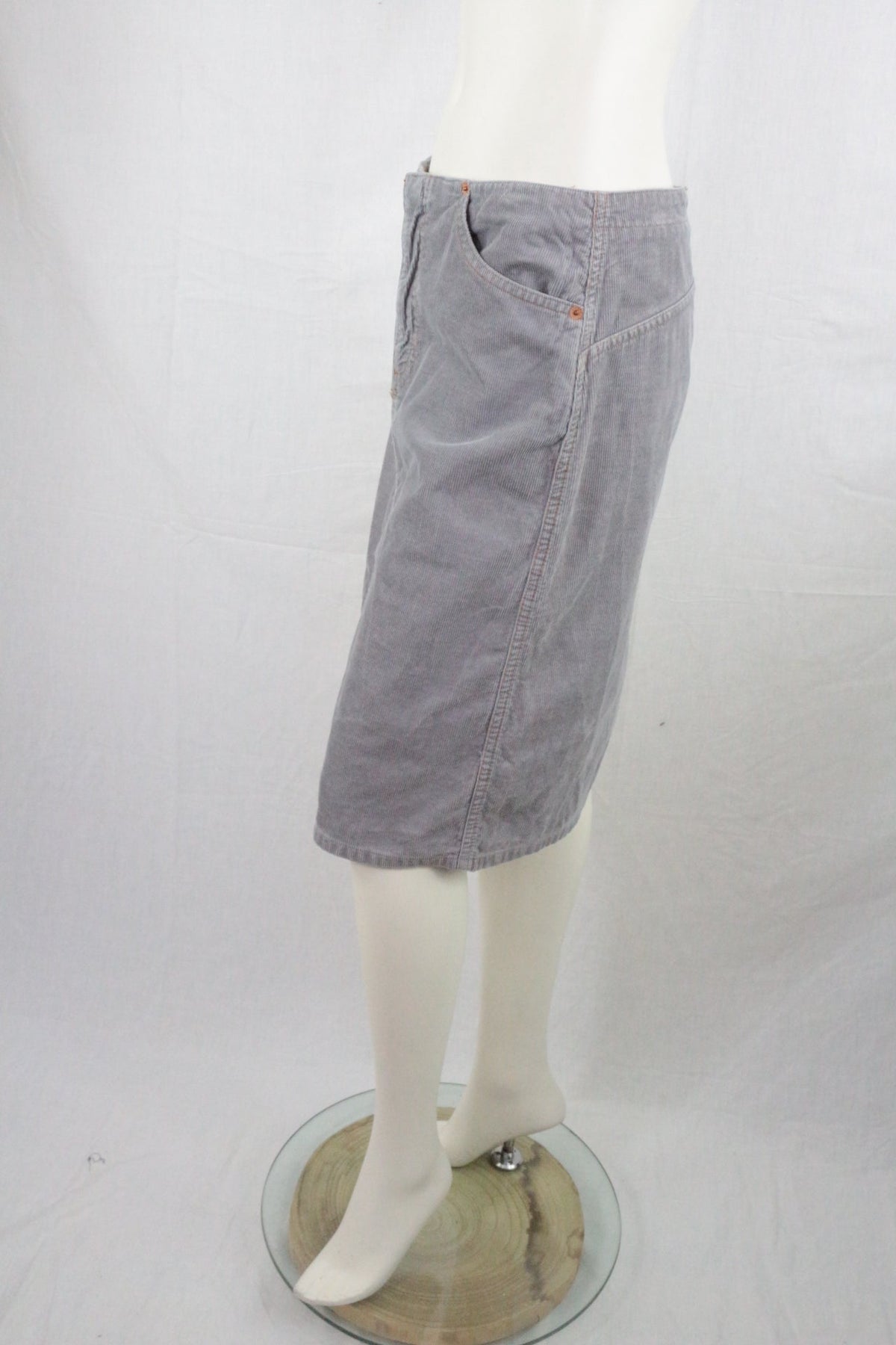 Jupe courte Frippindealz Levi's en velours côtelé gris avec coupe taille haute sur mannequin