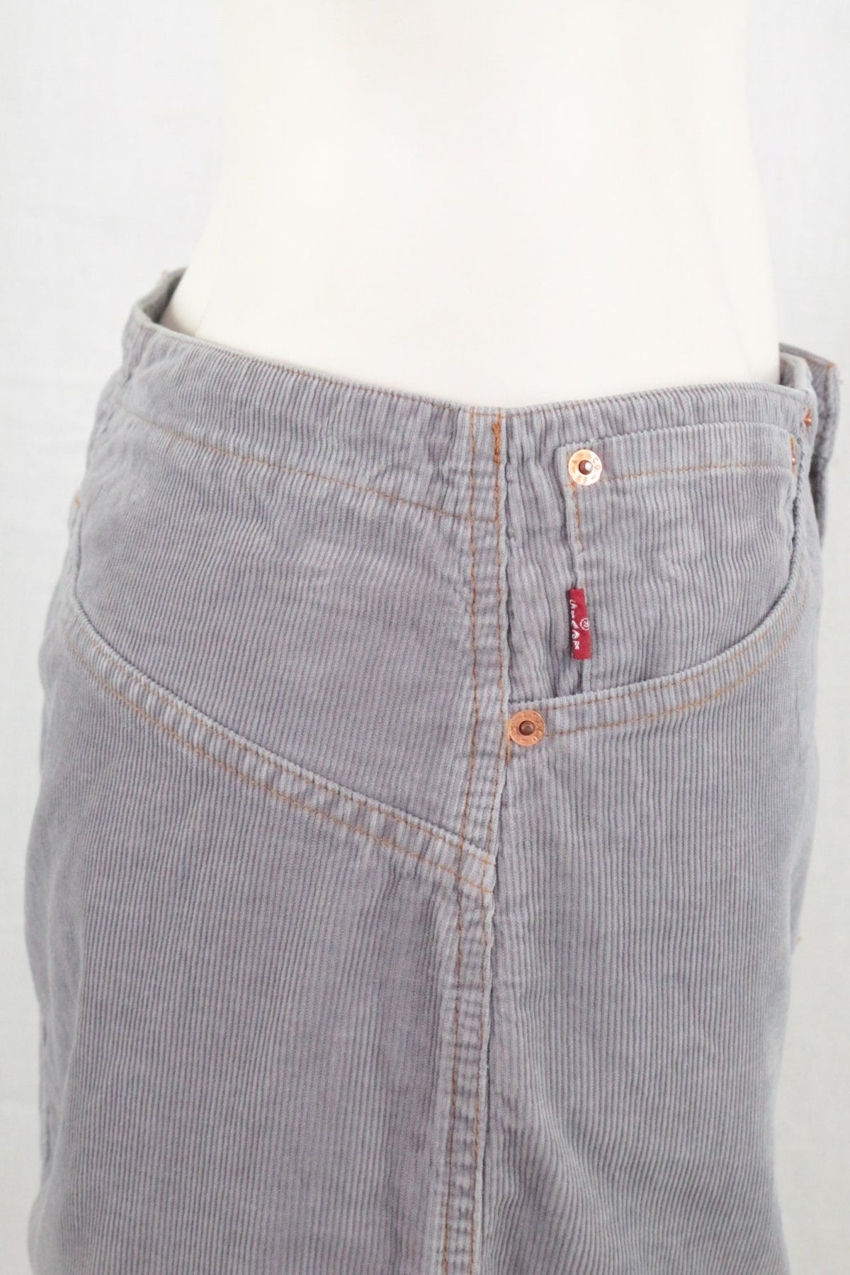 Jupe courte Frippindealz Levi's en velours côtelé gris avec surpiqûres contrastantes et étiquette rouge iconique