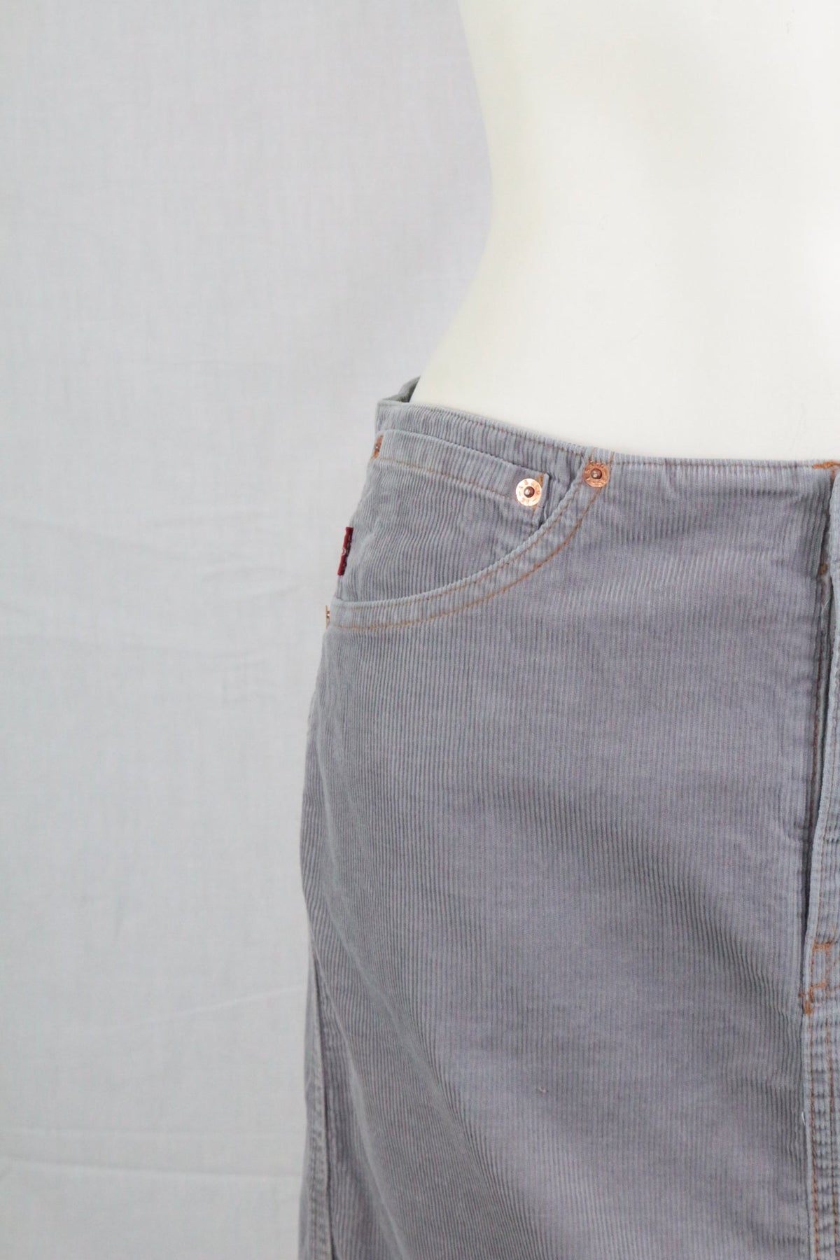 Jupe courte Frippindealz Levi's en velours côtelé gris avec détails de poches rivetées sur mannequin
