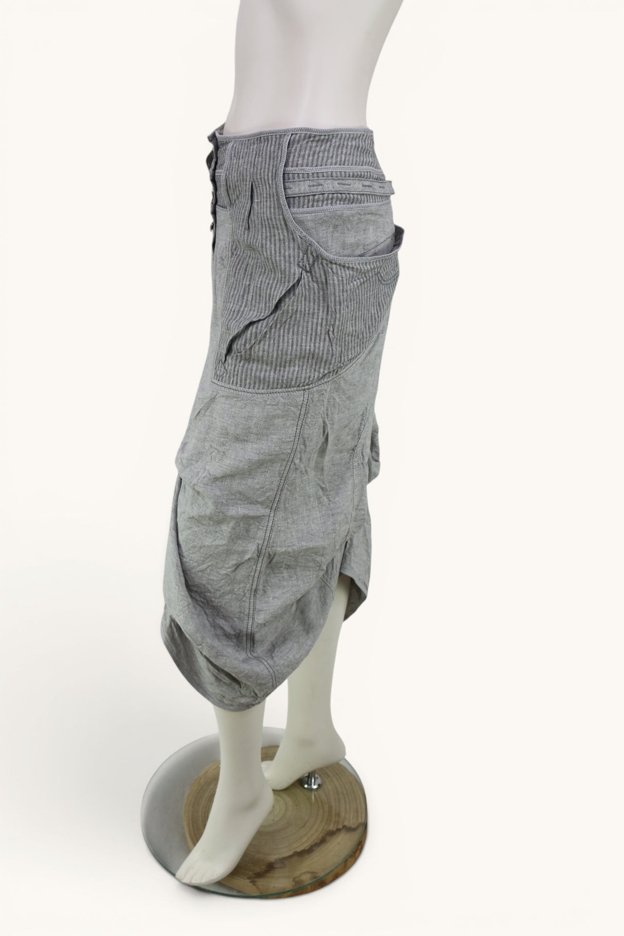 Jupe Tanaïs en lin gris clair rayé, taille 38, coupe ballon asymétrique, style bohème et lagenlook.