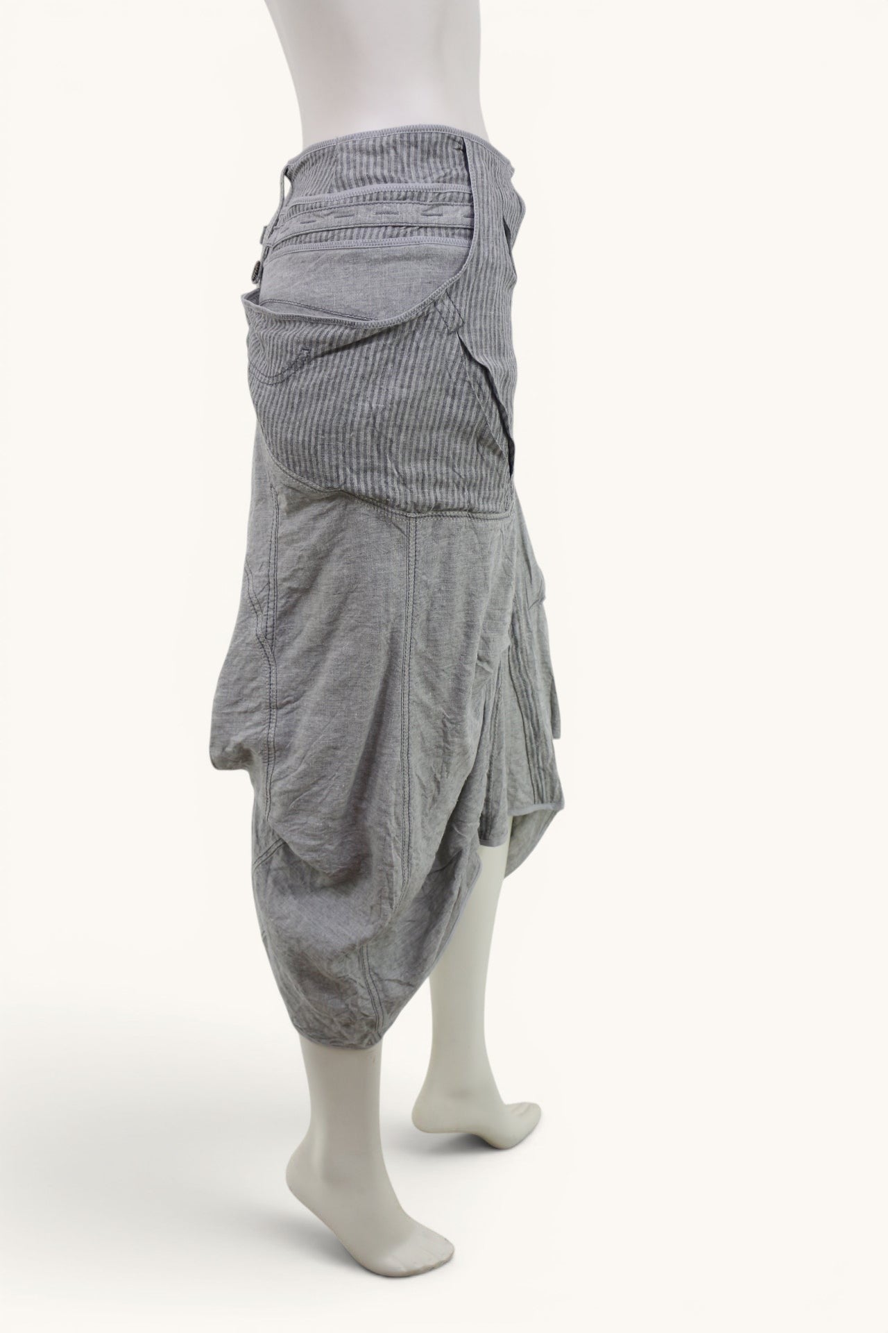 Jupe Tanaïs en lin gris clair rayé, taille 38, coupe ballon asymétrique, style bohème et lagenlook.