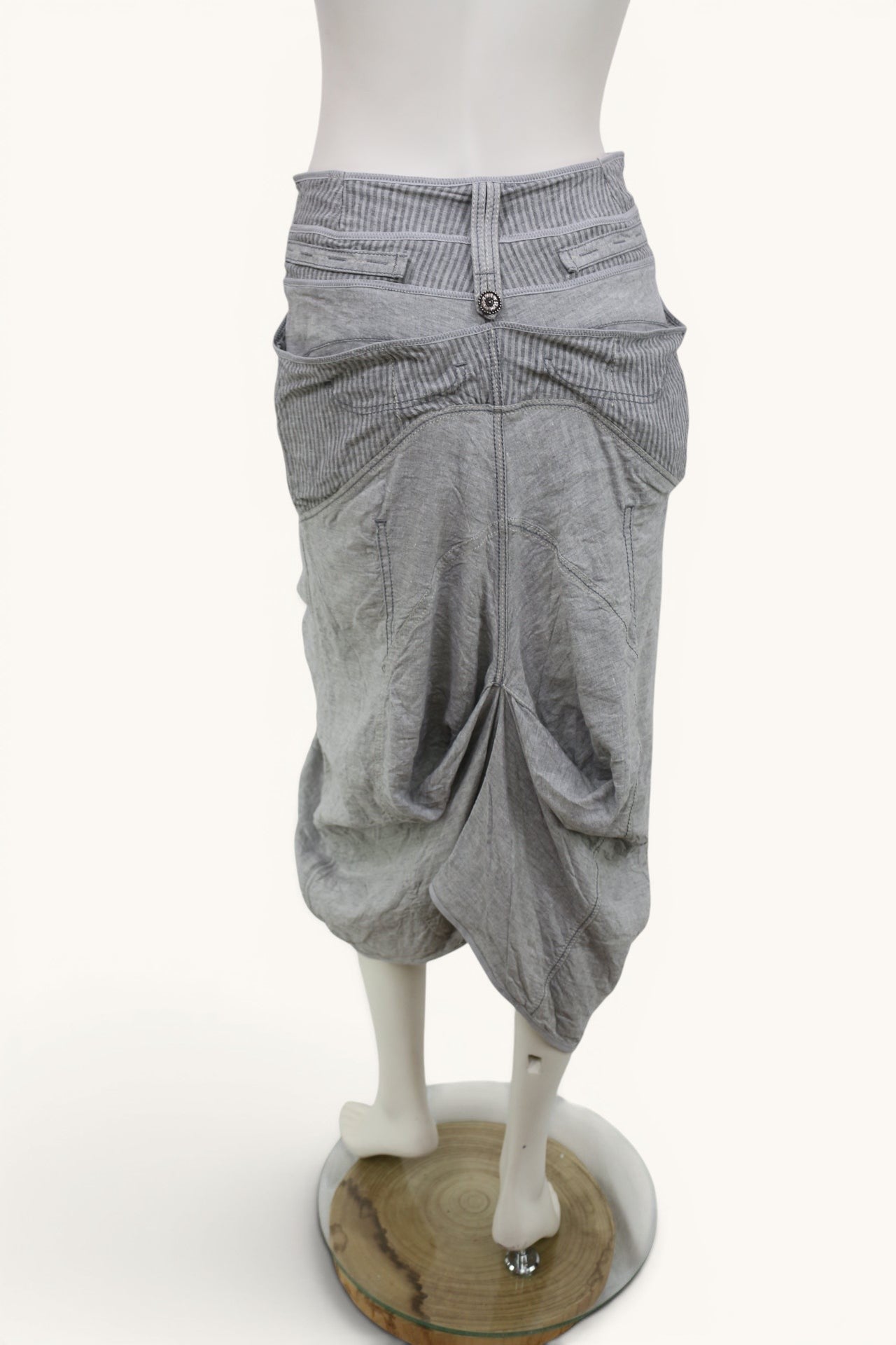 Jupe Tanaïs en lin gris clair rayé, taille 38, coupe ballon asymétrique, style bohème et lagenlook.