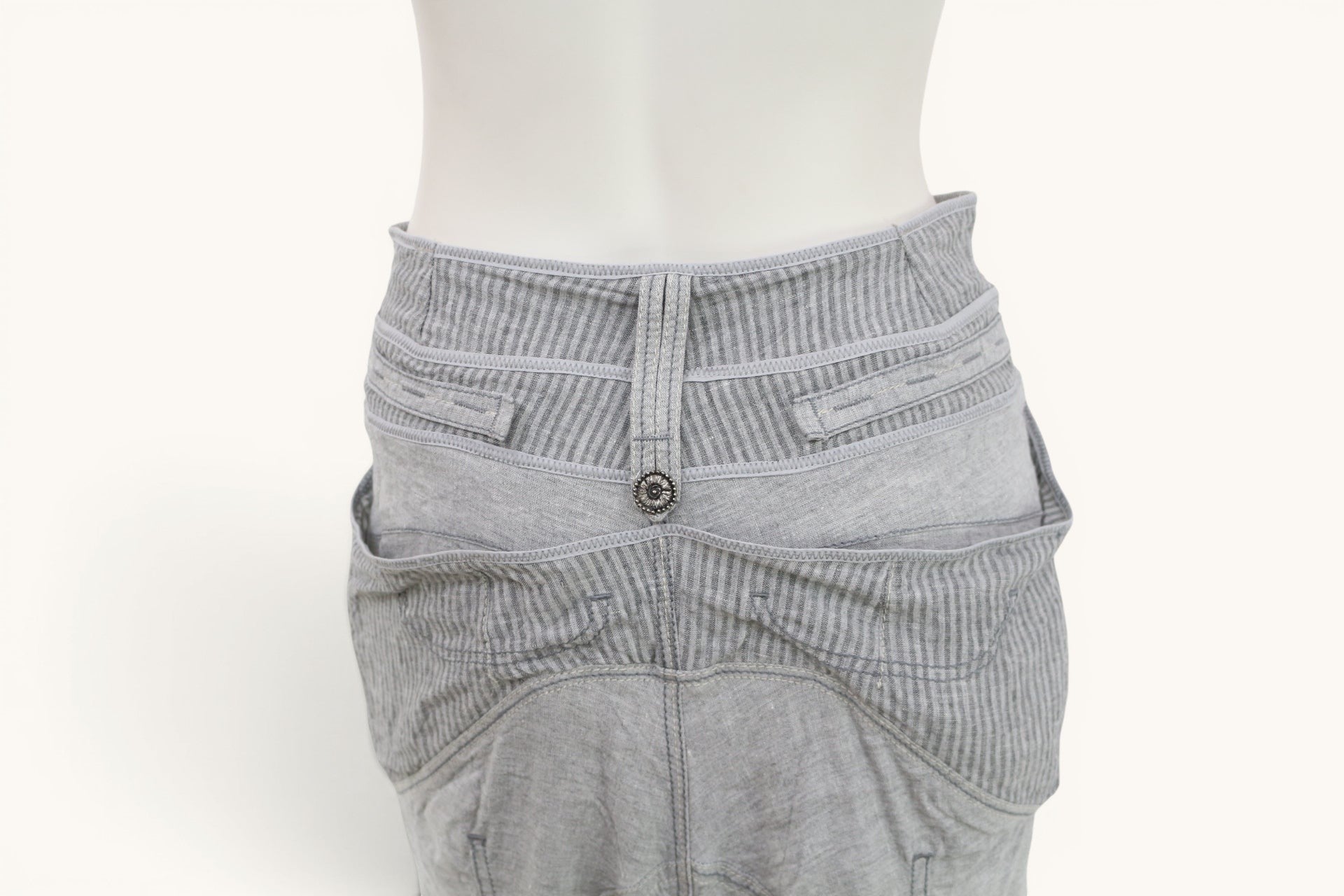 Jupe Tanaïs en lin gris clair rayé, taille 38, coupe ballon asymétrique, style bohème et lagenlook. Frippindealz.