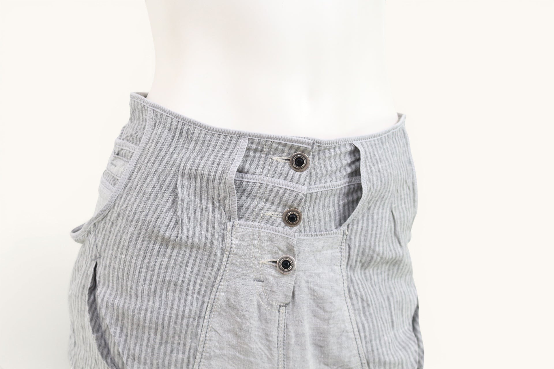 Jupe Tanaïs en lin gris clair rayé, taille 38, coupe ballon asymétrique, style bohème et lagenlook. Frippindealz
