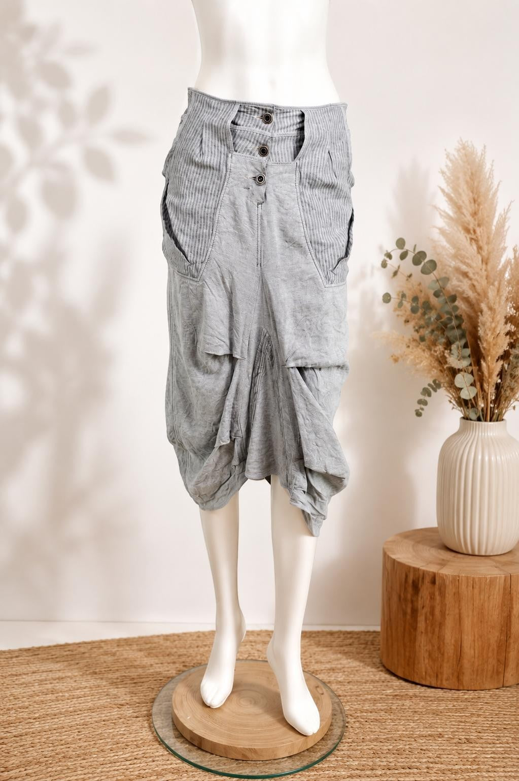 Jupe Tanaïs en lin gris clair rayé, taille 38, coupe ballon asymétrique, style bohème et lagenlook.