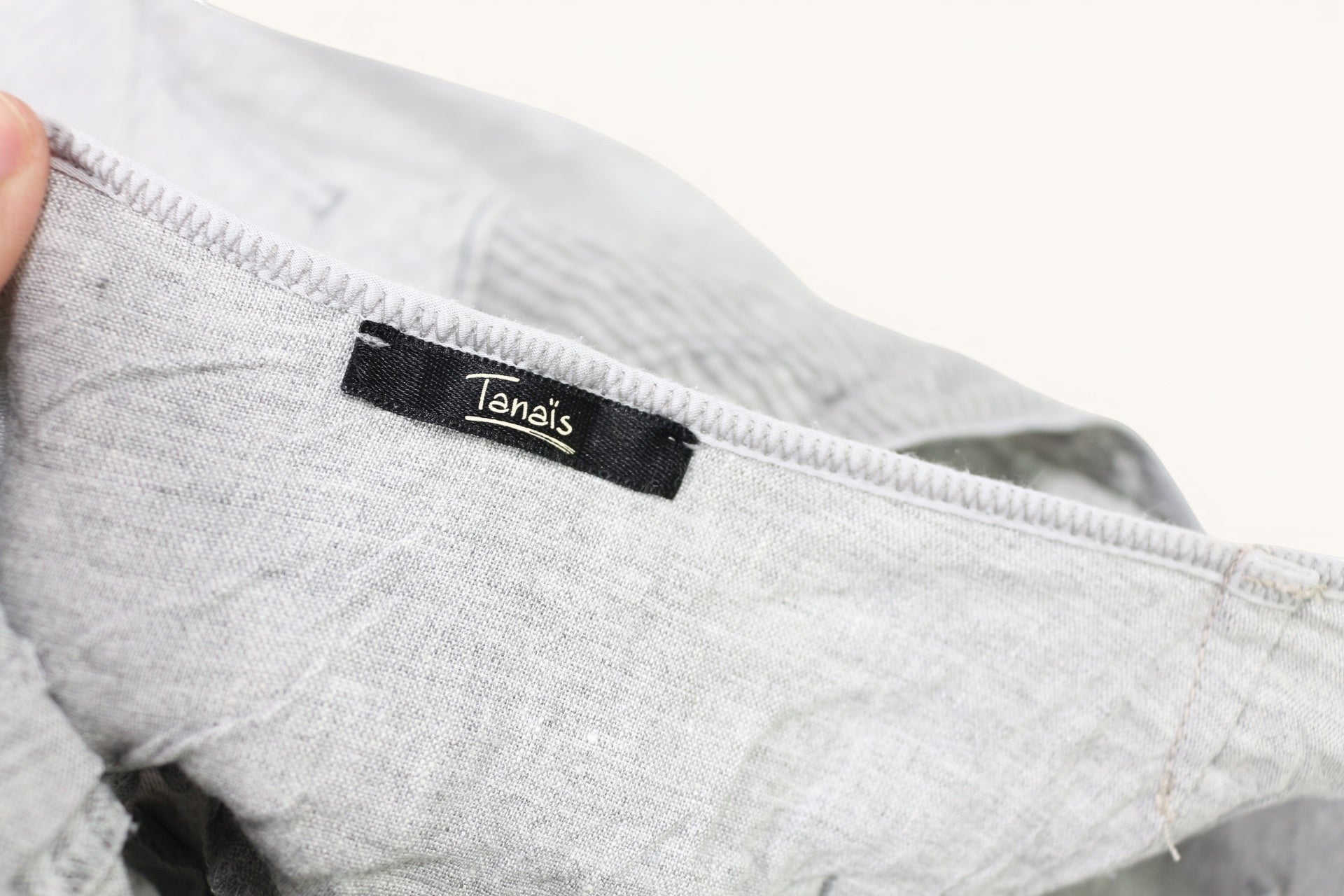 Étiquette de marque Tanaïs sur jupe en lin gris clair rayé, style bohème lagenlook chez Frippindealz