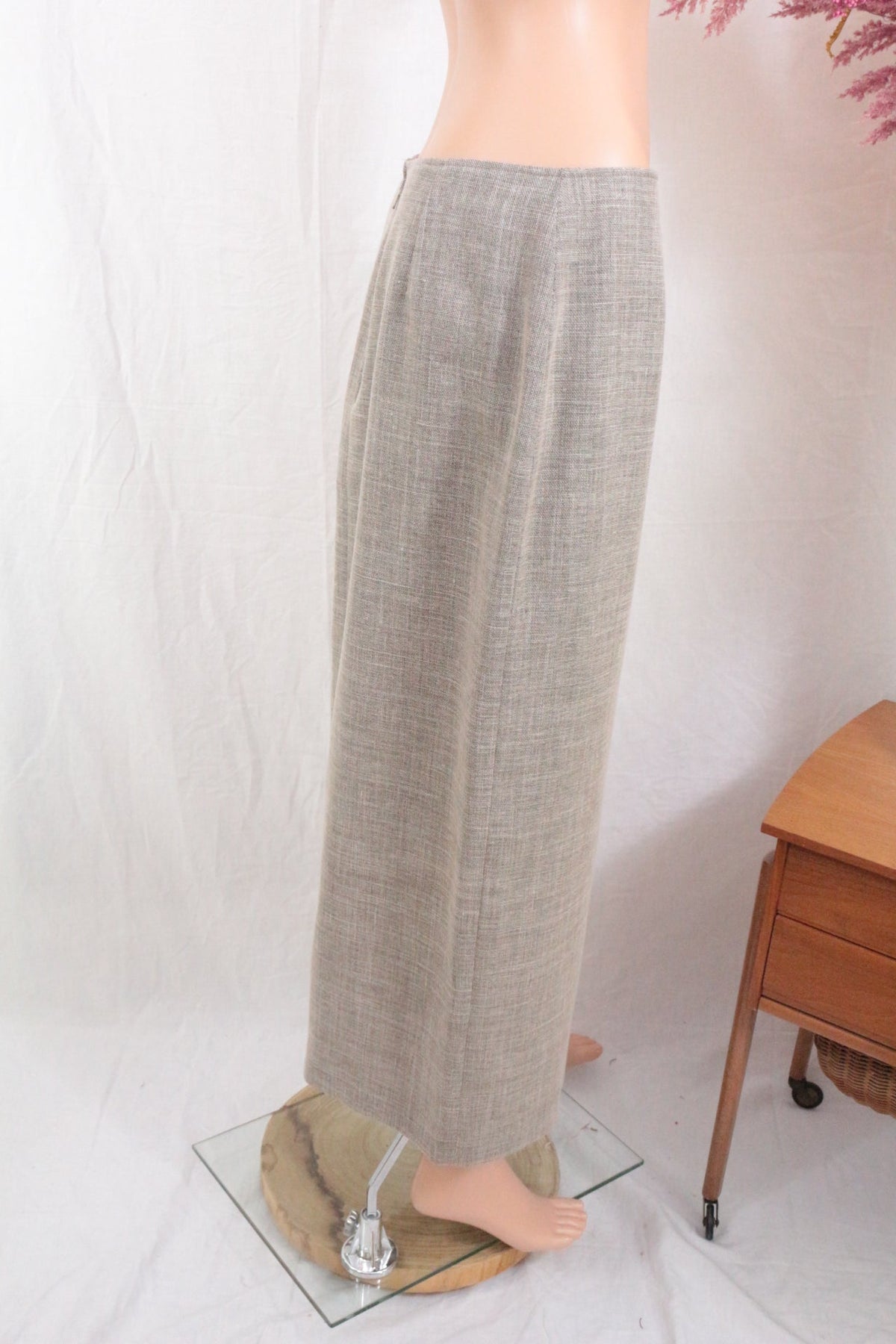 Jupe longue beige Frippindealz en mélange de lin, coupe droite et style minimaliste chic sur mannequin