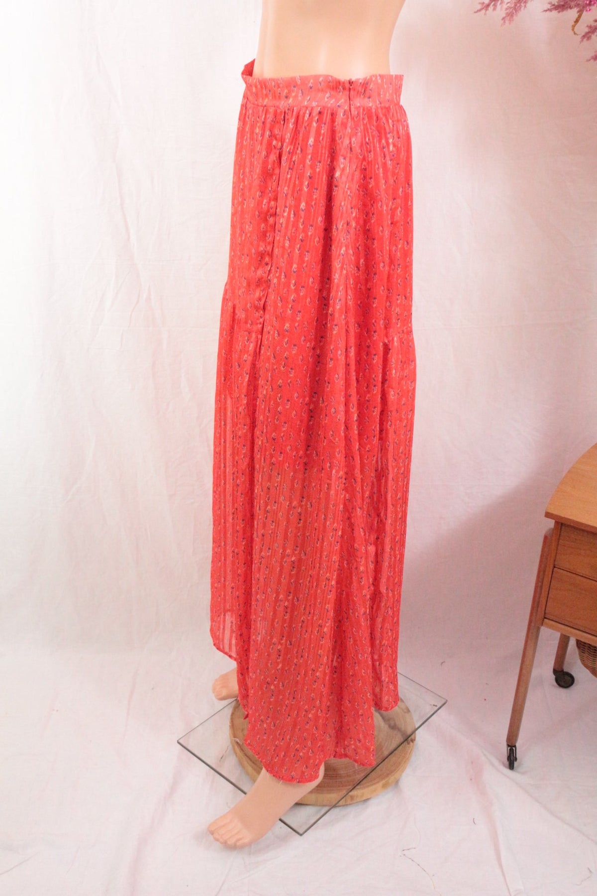 Jupe longue fluide corail à imprimé délicat de la marque Frippindealz, style bohème estival en polyester