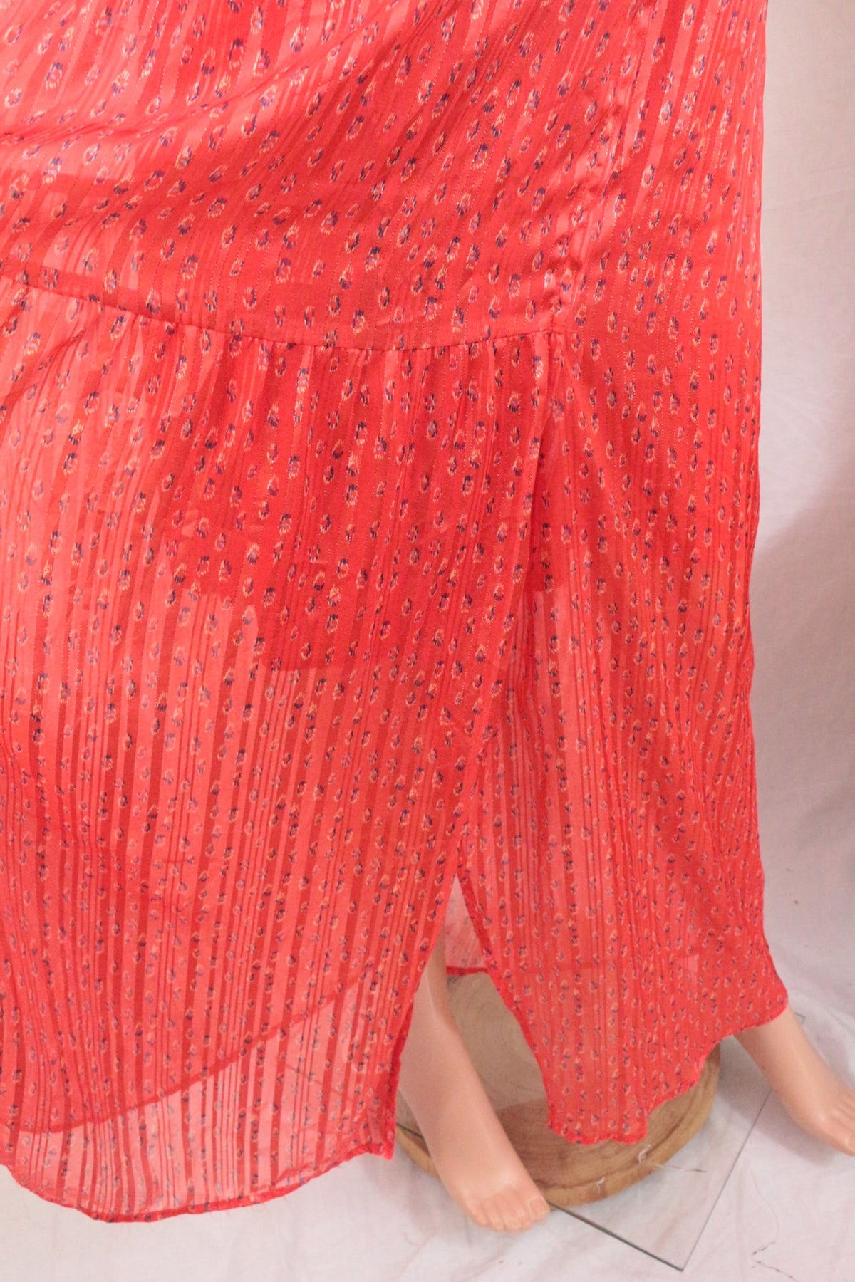 Jupe longue fluide corail à imprimé délicat de la marque Frippindealz, style bohème estival en polyester plissé.