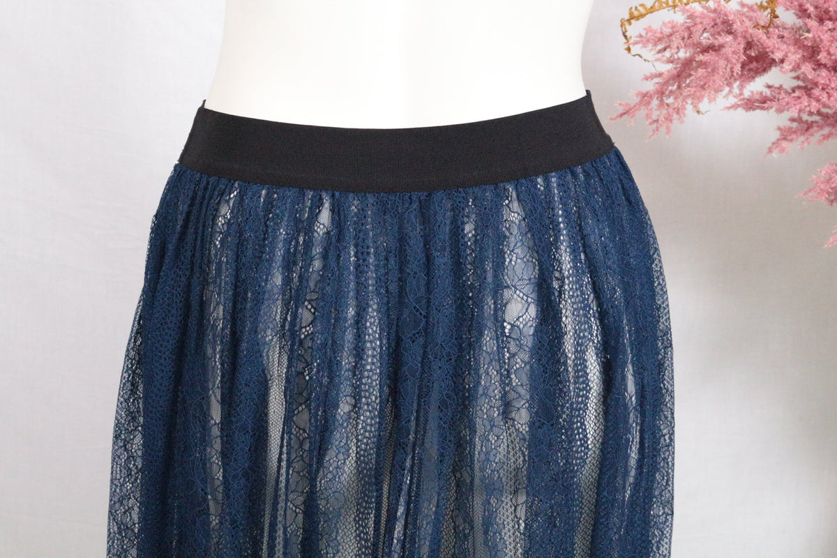 Jupe longue en dentelle bleu marine Frippindealz avec taille élastiquée noire, style romantique chic.