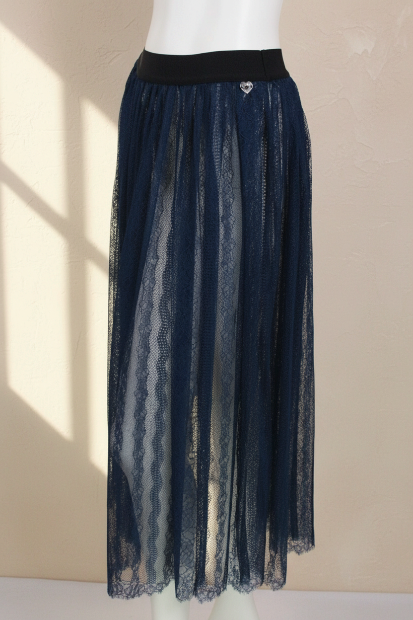 Jupe longue en dentelle bleu marine Frippindealz avec taille élastiquée noire et détail bijou sur le côté