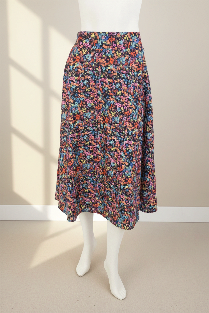 Jupe longue Frippindealz bleu marine à motif floral multicolore en polyester sur mannequin