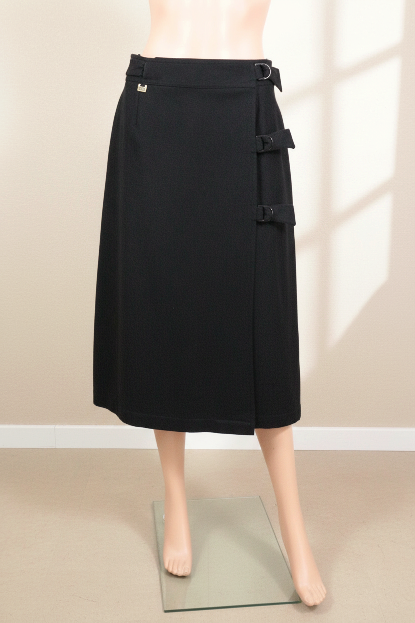 Jupe longue noire en pure laine vierge Daniel D. avec détails de boucles latérales, proposée par Frippindealz.