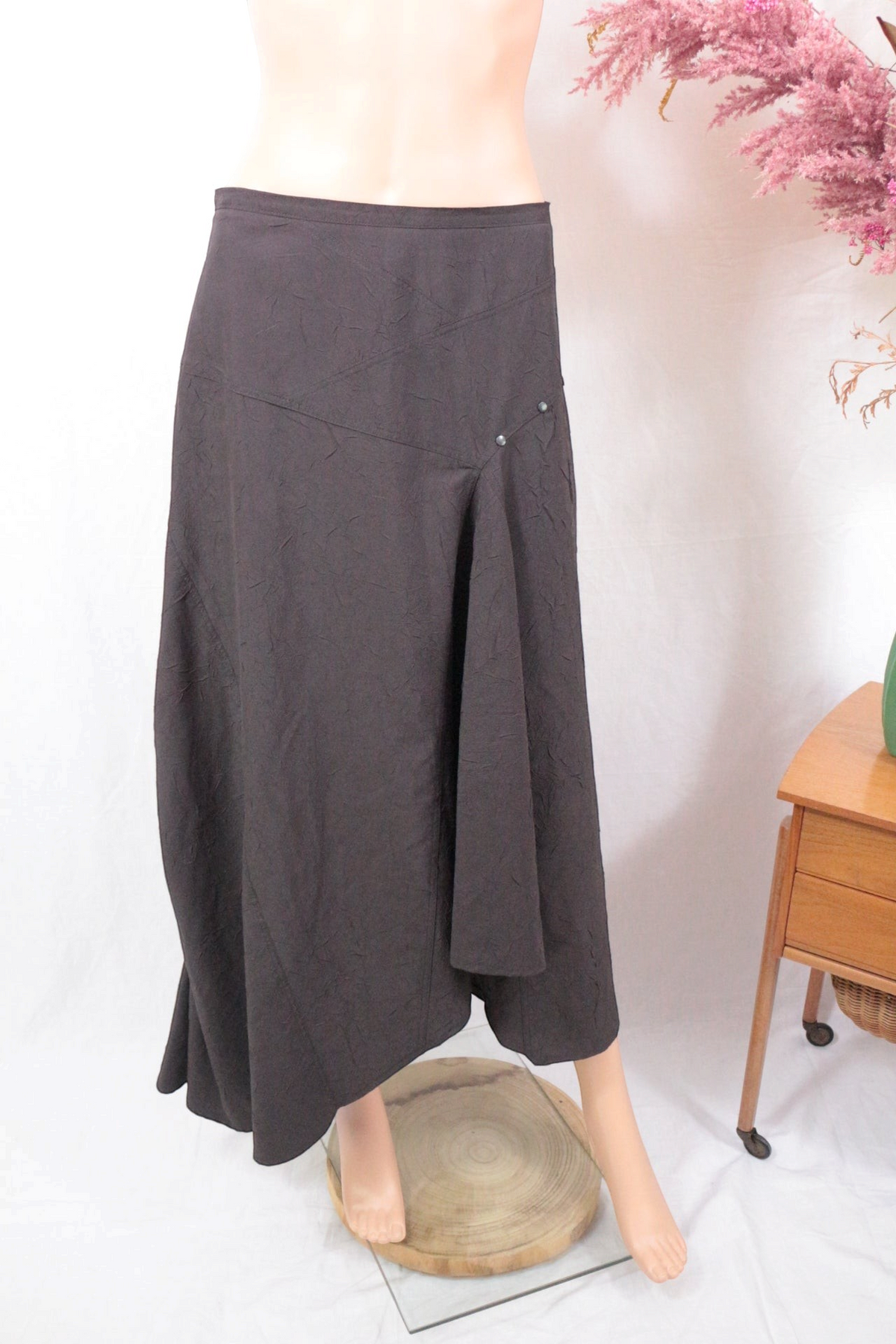 Jupe longue marron Frippindealz en polyester avec coupe asymétrique et détails boutonnés, style élégant et fluide