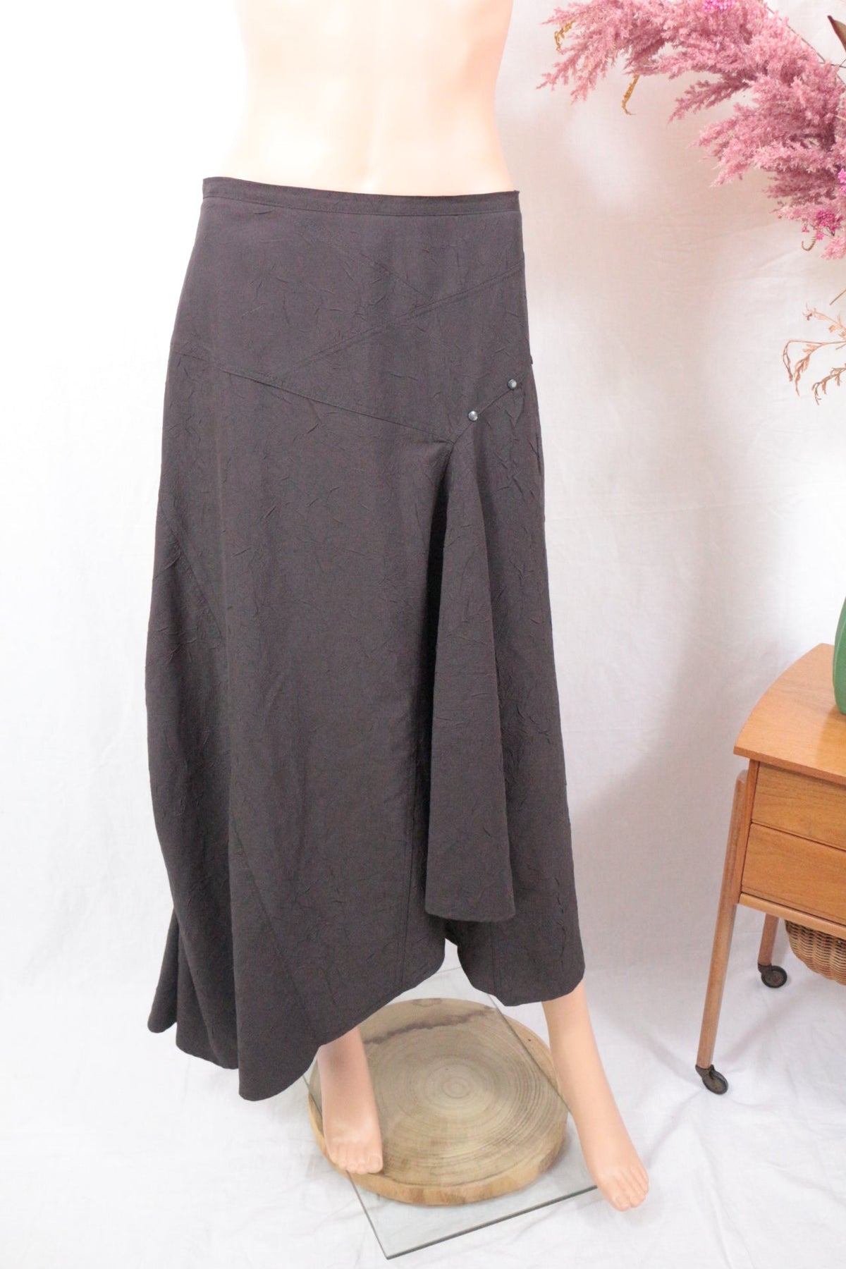 Jupe longue marron Frippindealz en polyester avec une coupe asymétrique originale et des détails de boutons