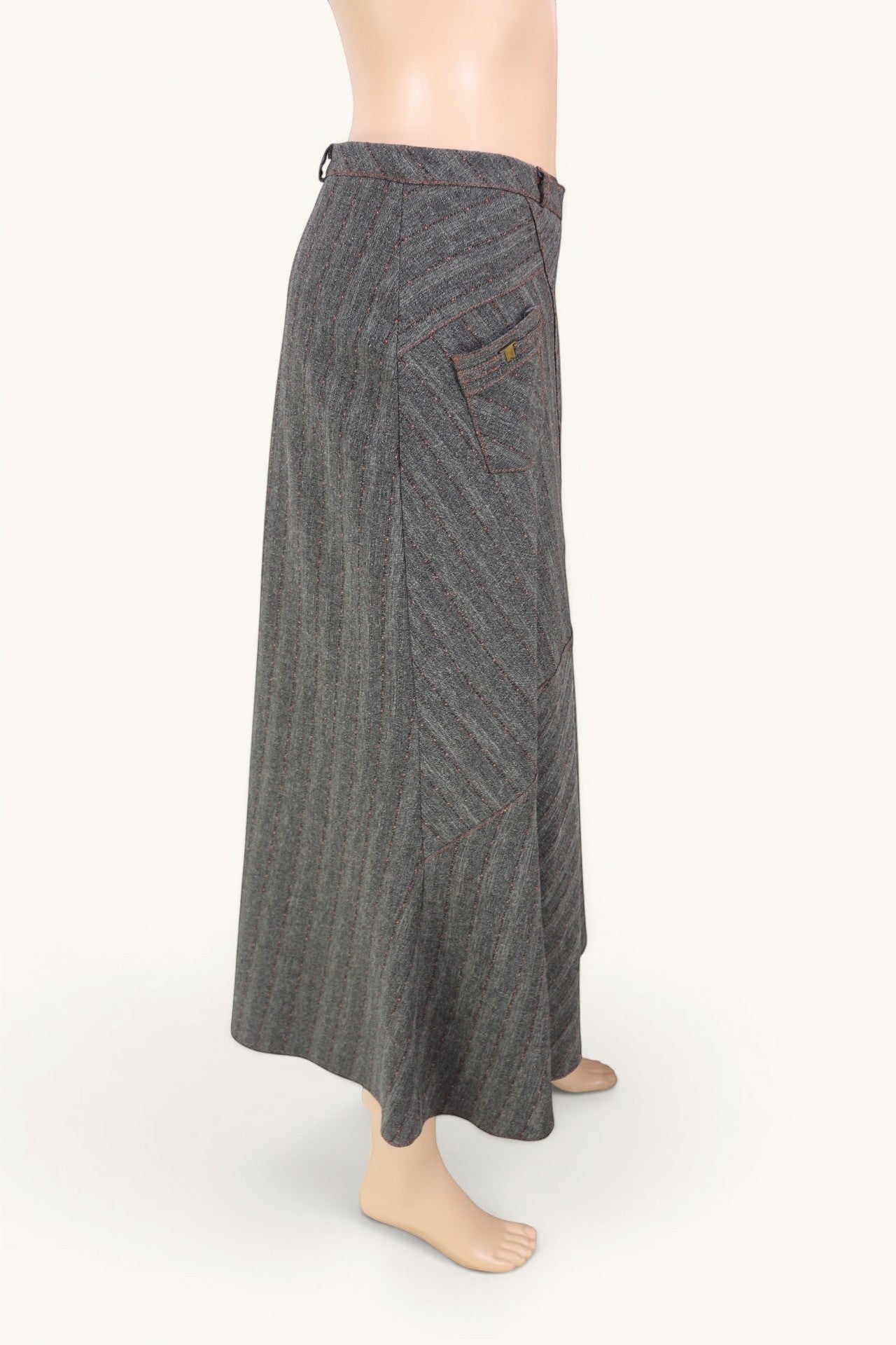 Frippindealz Jupe longue marron à rayures fines en polyester, viscose et élasthanne, style vintage chic.
