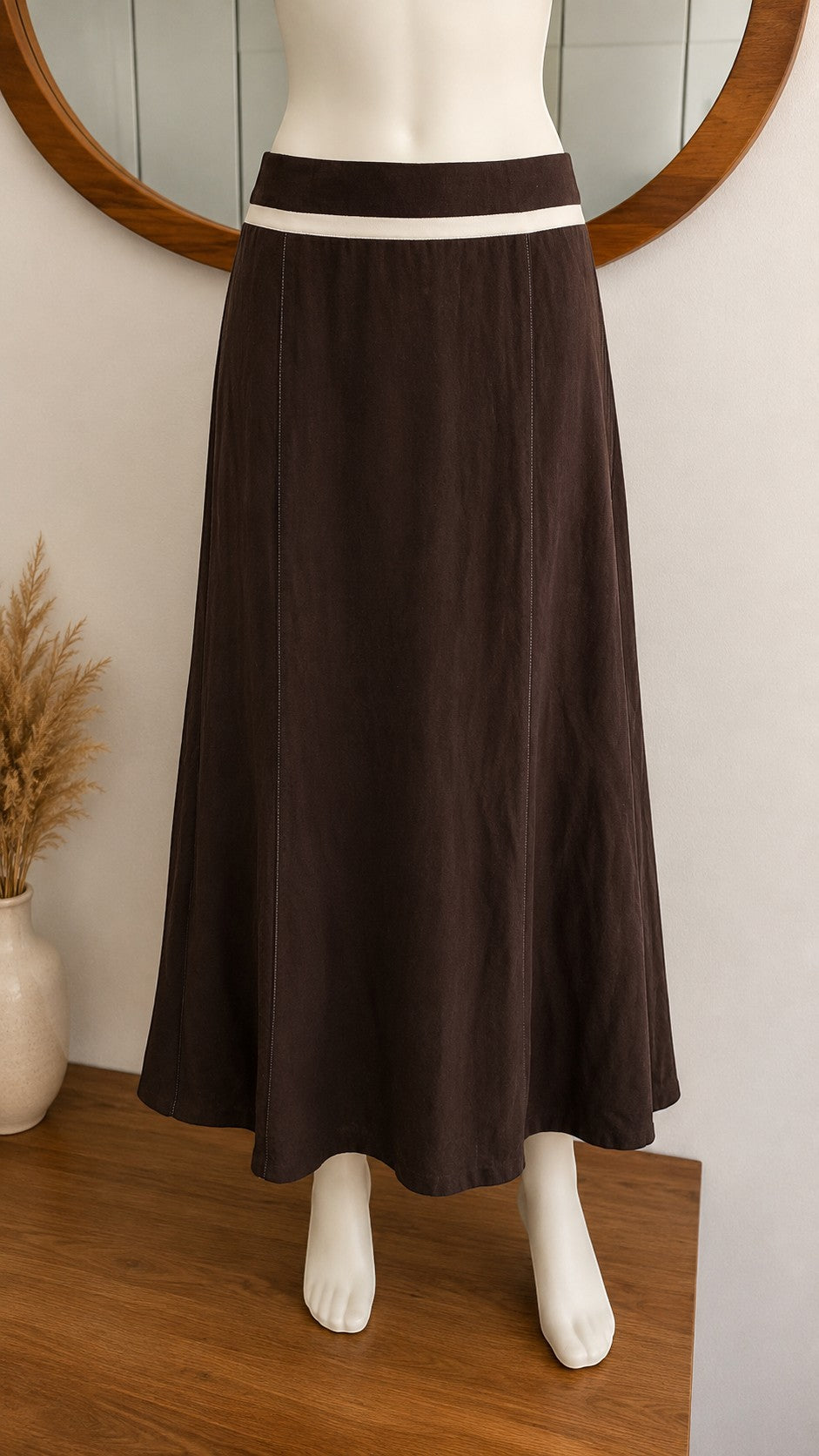 Jupe longue marron Frippindealz en viscose, polyester et lin avec ceinture blanche contrastante, style Y2K.