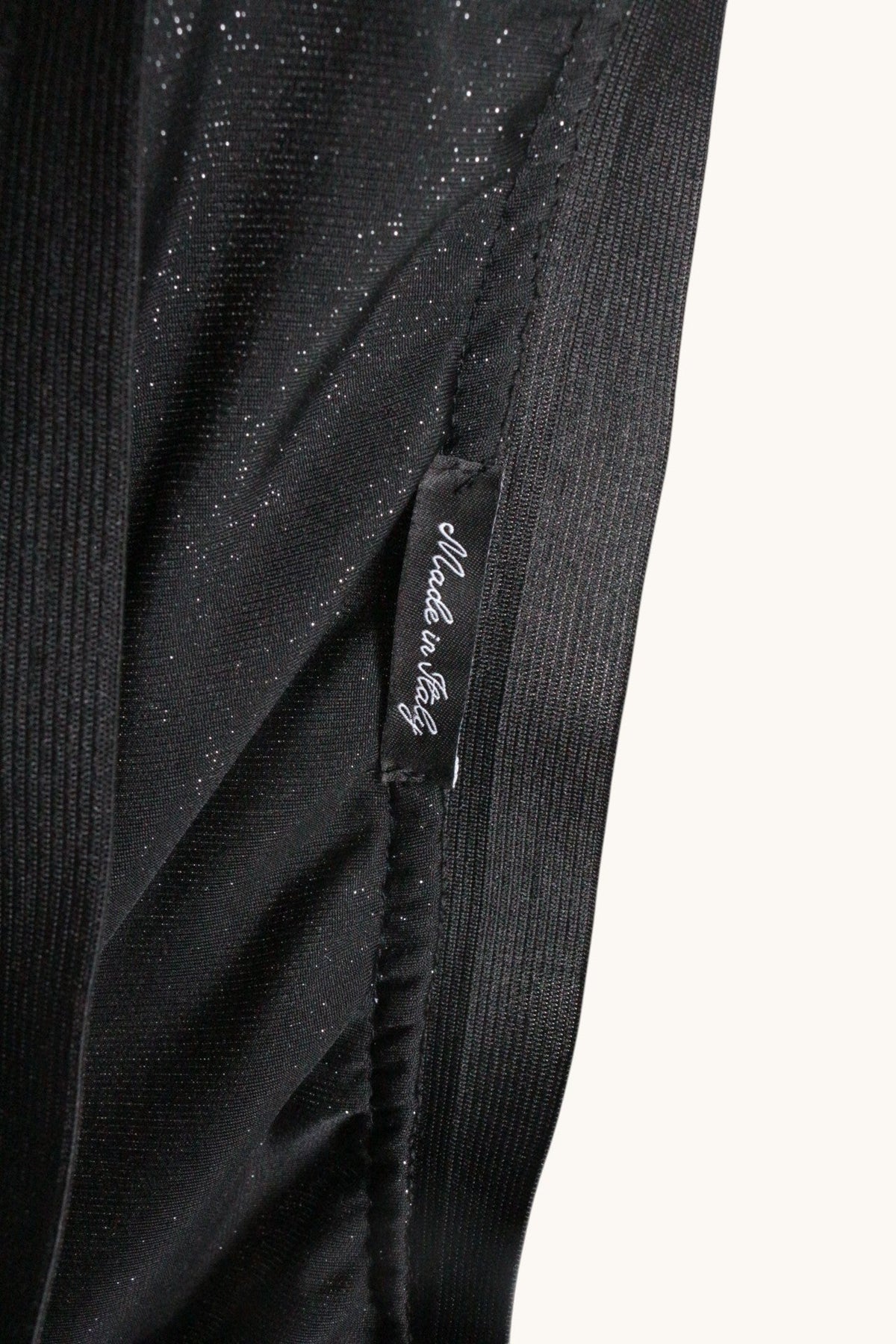 Etiquette Made in Italy sur jupe longue noire pailletée en tulle de chez Frippindealz