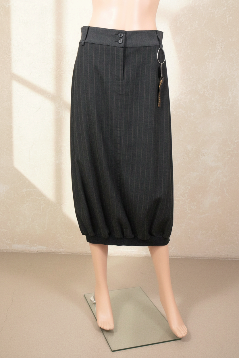Jupe longue noire à fines rayures Frippindealz avec détails boutonnés et ourlet resserré en mélange viscose